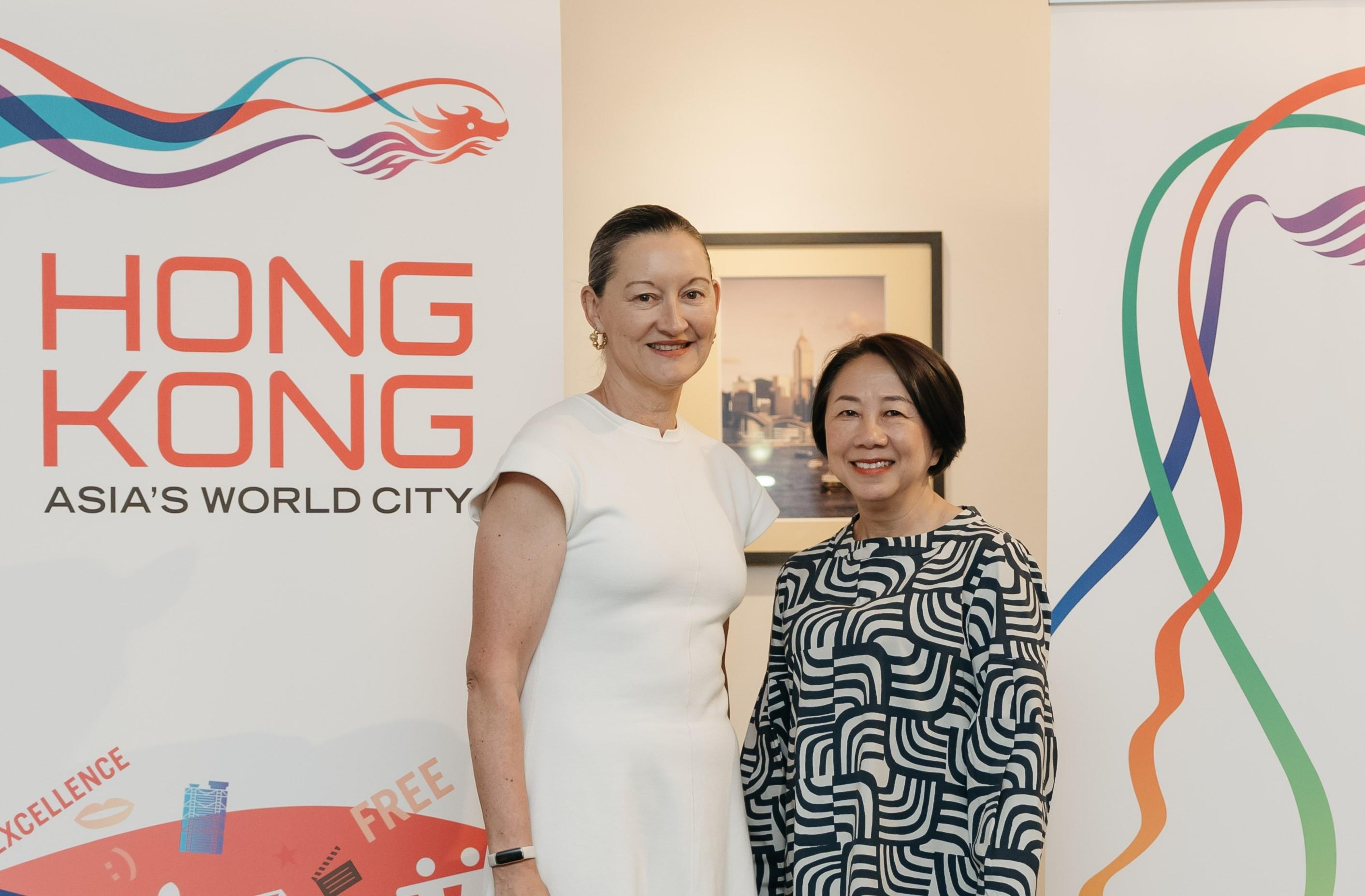 中華人民共和國香港特別行政區駐世界貿易組織常設代表蘇婉玲（右）與新西蘭常駐世界貿易組織代表團大使、常駐代表 Clare Kelly （左）在酒會上合照。Kelly大使現擔任世界貿易組織總理事會主席。