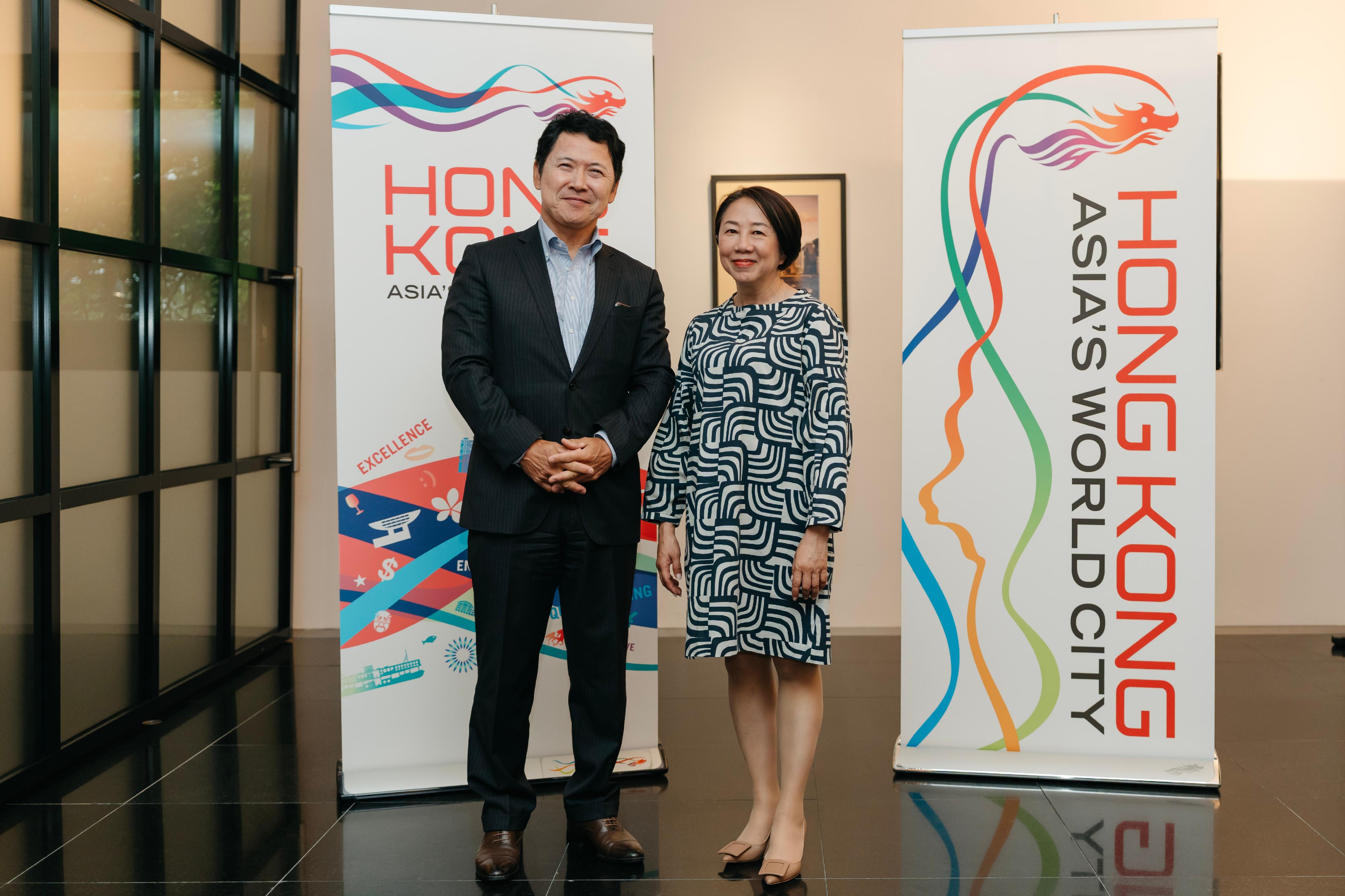 中華人民共和國香港特別行政區駐世界貿易組織常設代表蘇婉玲（右）與日本常駐日內瓦國際組織代表團大使（世界貿易組織常駐代表）Katsuro Nagai（左）在酒會上合照。
