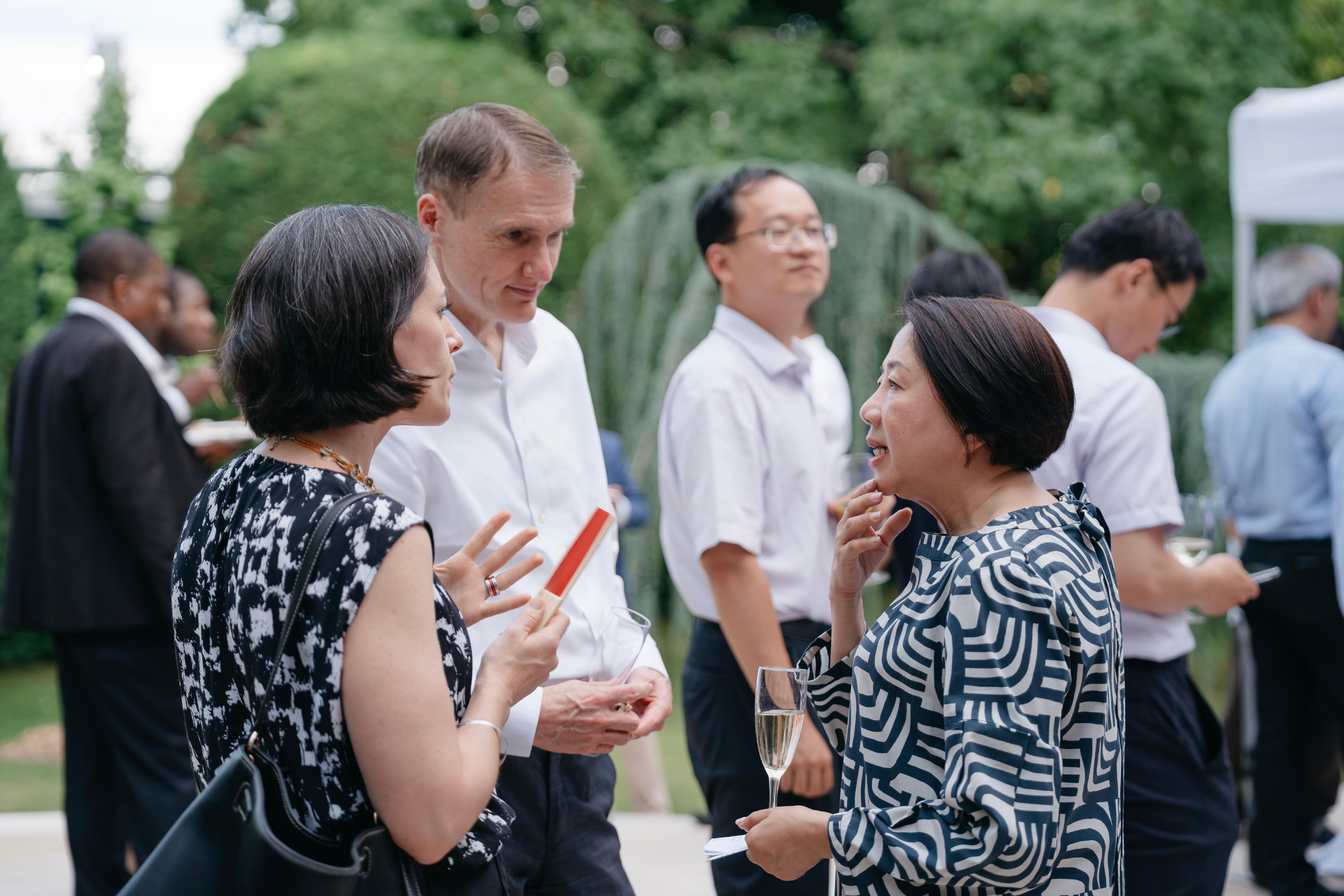 中華人民共和國香港特別行政區駐世界貿易組織常設代表蘇婉玲（右）與澳洲常駐世界貿易組織代表團大使、常駐代表James Baxter（中）和阿根廷常駐聯合國日內瓦辦事處和其他國際組織代表團副常駐代表Cecilia Risolo（左）在酒會上交談。