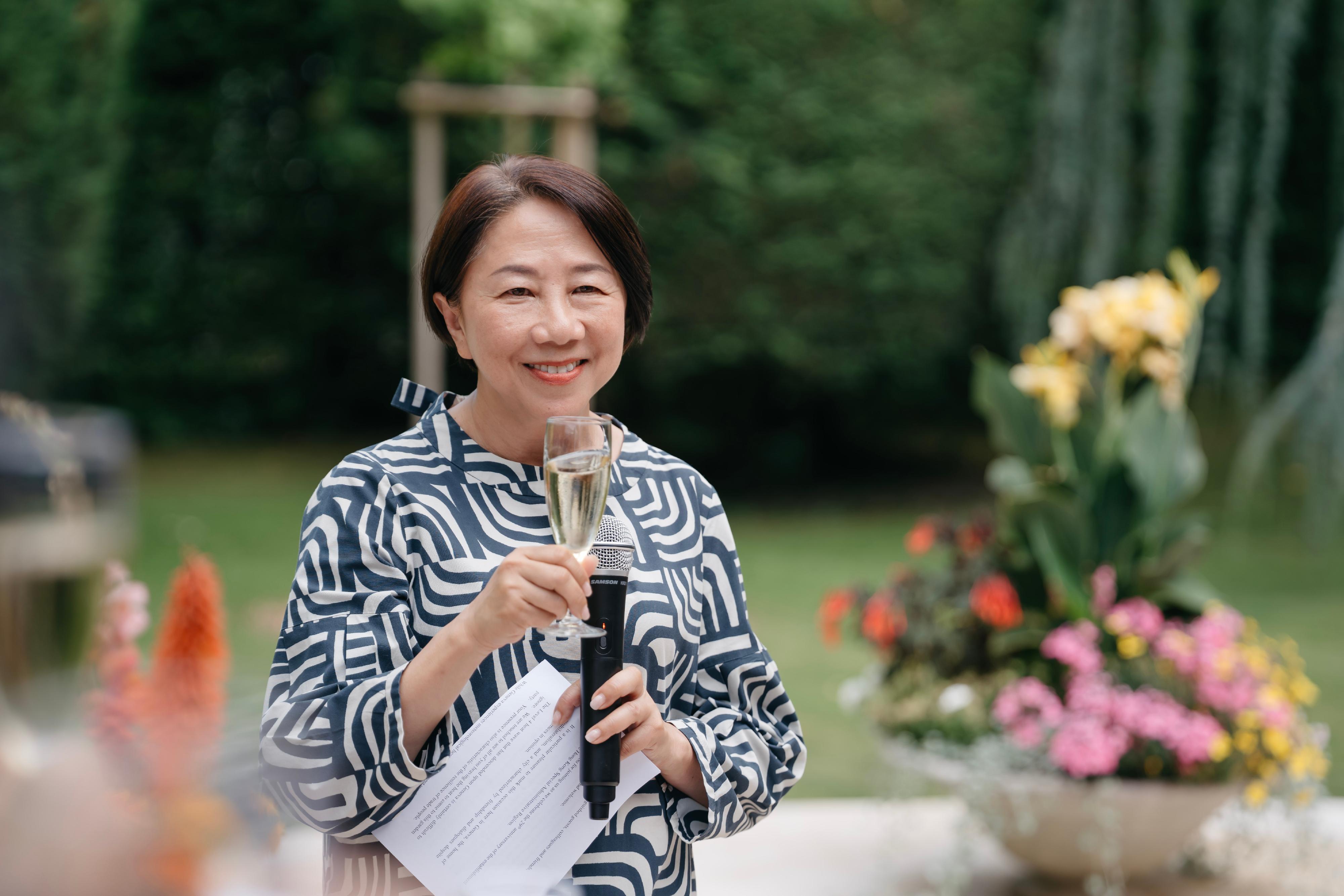 The Permanent Representative of the Hong Kong Special Administrative Region of China to the World Trade Organization, Miss Winky So, delivered a speech at the reception.