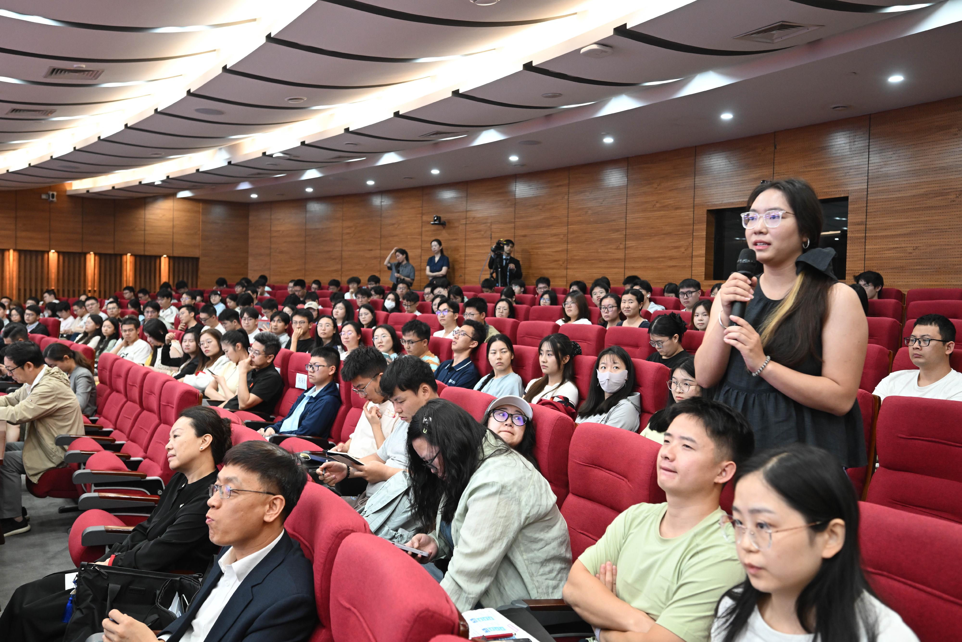 財政司司長陳茂波今日（六月二十六日）繼續西安訪問行程。圖示一名參與人士在西北工業大學由陳茂波主講的座談會上發問。