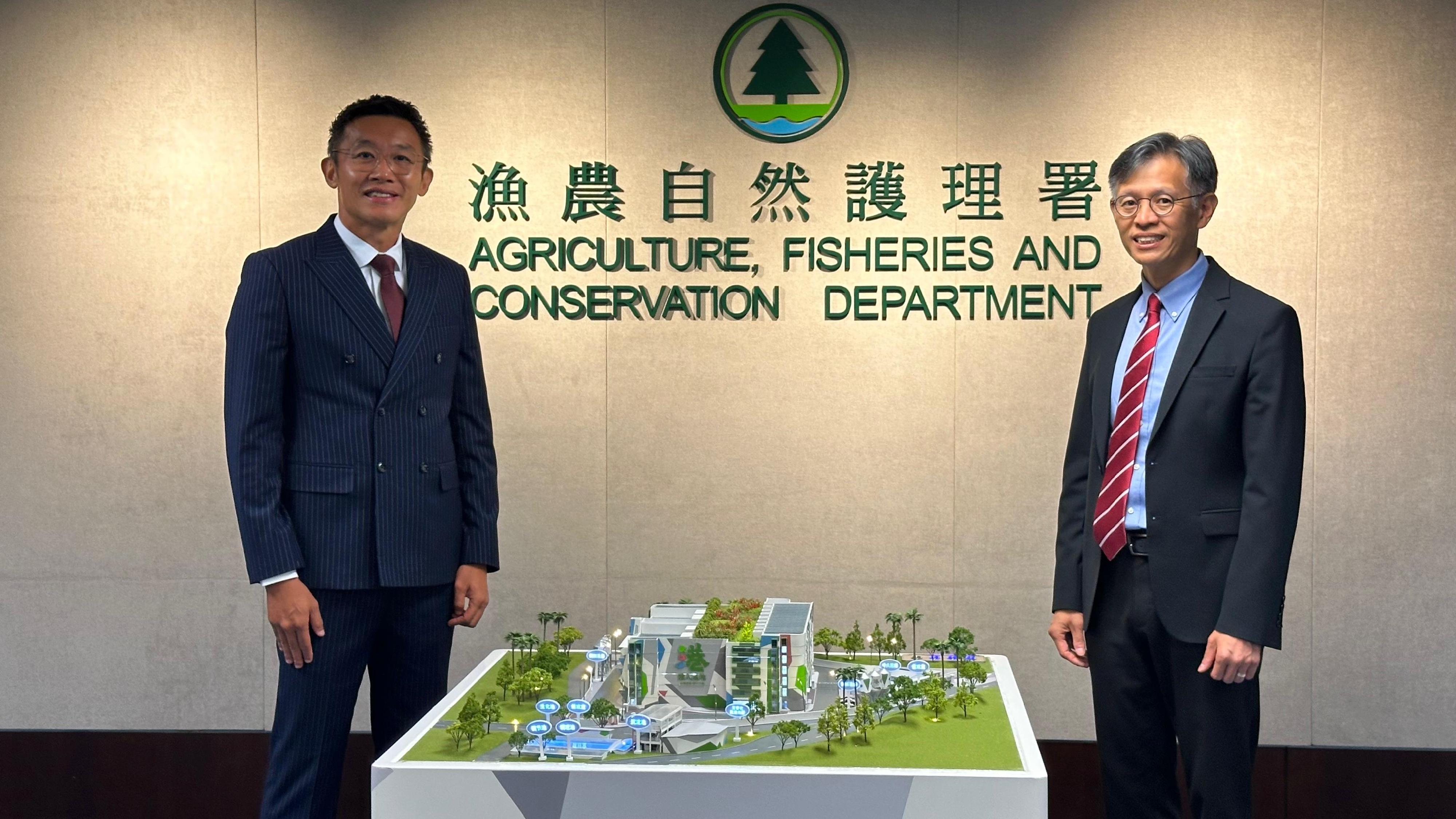 The Agriculture, Fisheries and Conservation Department today (June 26) announced that Uni-China Farming Management (HK) Limited has been selected as the construction and operation organisation for Hong Kong's first multi-storey, modernised, and environmentally friendly pig farming project. Photo shows the Director of Agriculture, Fisheries and Conservation, Mr Mickey Lai (right), and the Chairman of Uni-China Farming Management (HK) Limited, Mr Jackie Ling (left), at the ceremony announcing the selected organisation for the first multi-storey modernised, and environmentally friendly pig farm project.