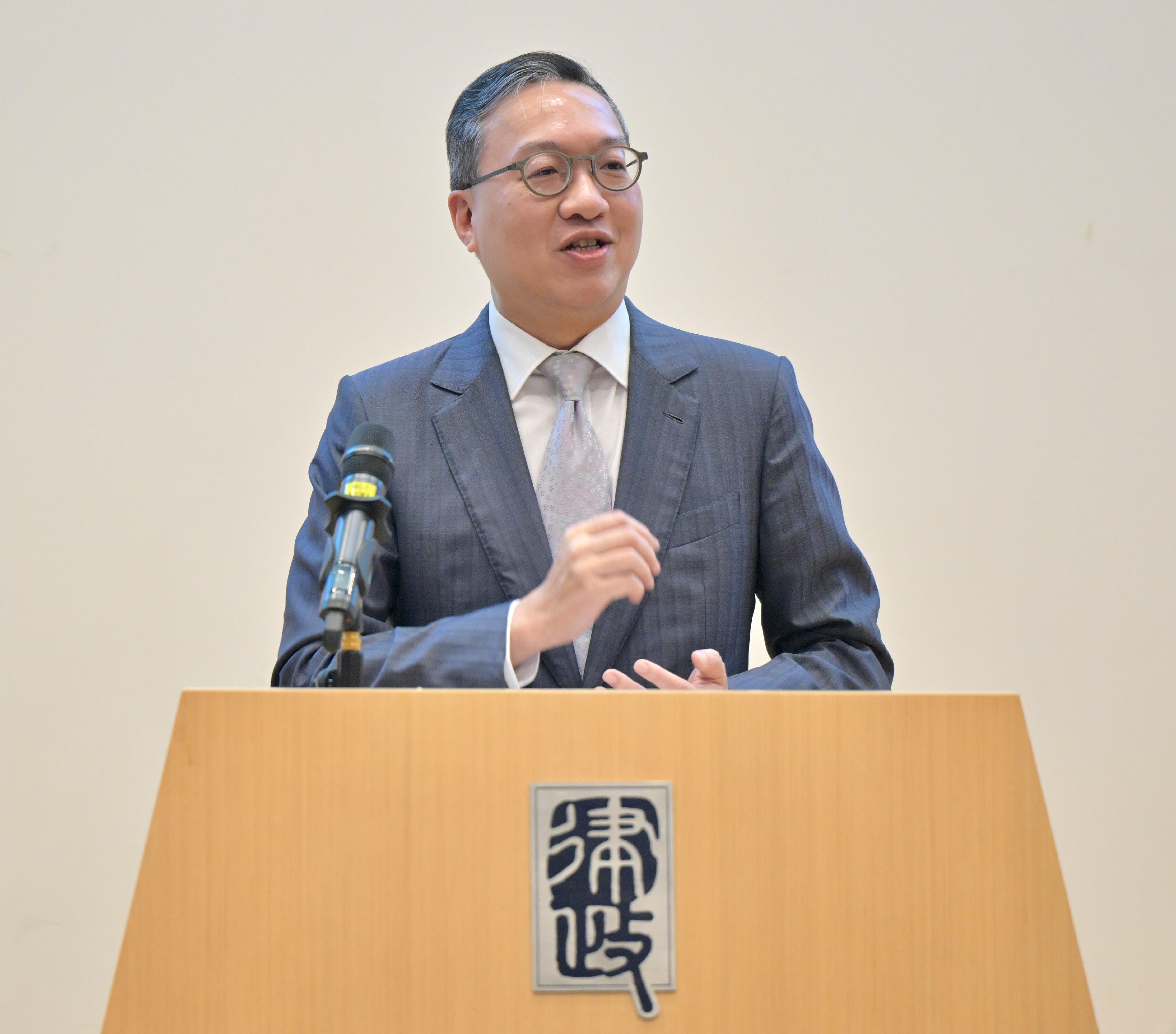 律政司主辦的「傳承共建　法治社會」法治教育領袖培訓計劃（培訓計劃）第四階段基礎課程今日（六月二十六日）正式開展。圖示律政司司長林定國資深大律師為活動開課致辭。