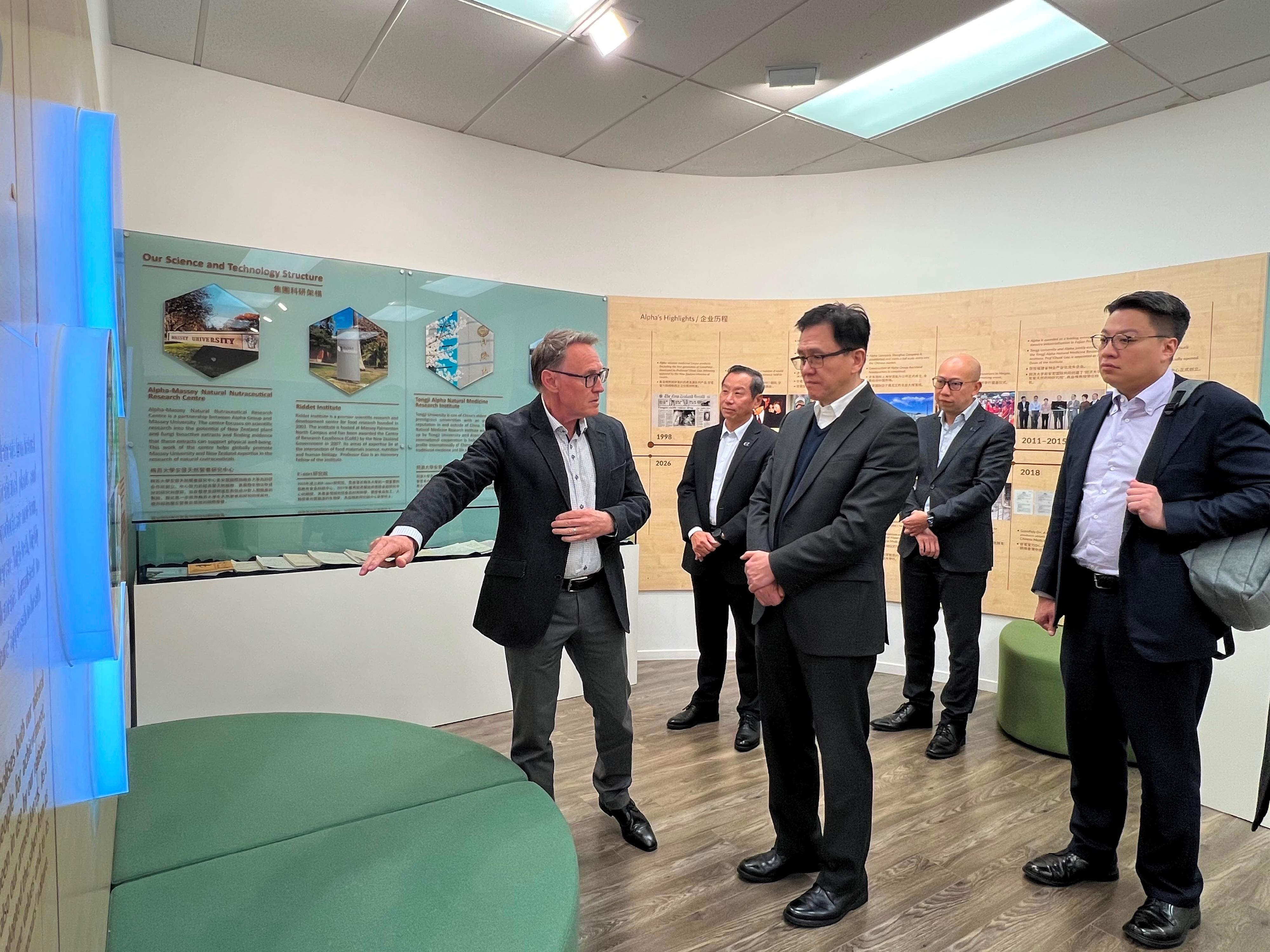 創新科技及工業局局長孫東教授（右三）今日（奧克蘭時間六月二十六日）與生物技術補充劑製造商Alpha Group進行交流，了解該集團的業務發展，以及其在香港設立研發與中試轉化基地可行性。