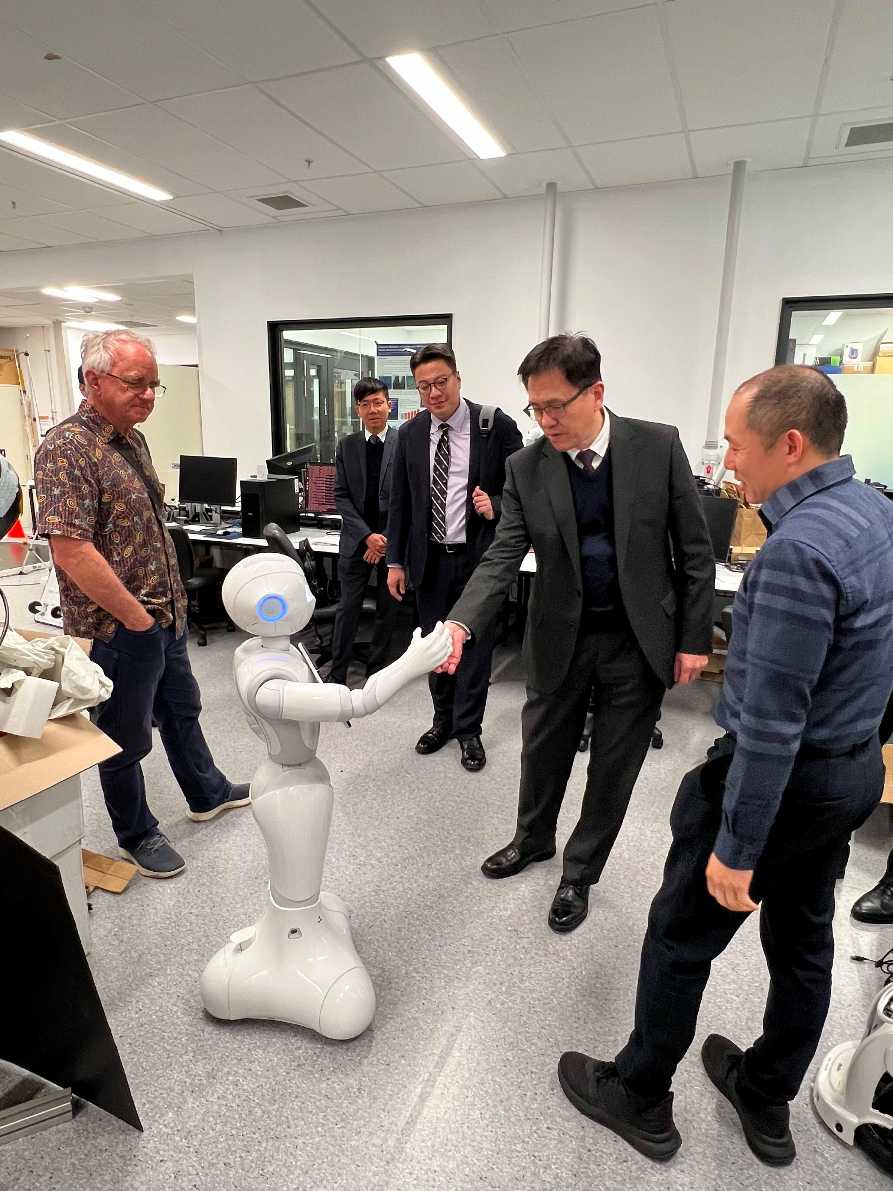 The Secretary for Innovation, Technology and Industry, Professor Sun Dong (second right), visited the University of Auckland's Centre for Automation and Robotic Engineering Science, where he received an introductory briefing on the centre, today (June 26, Auckland time).