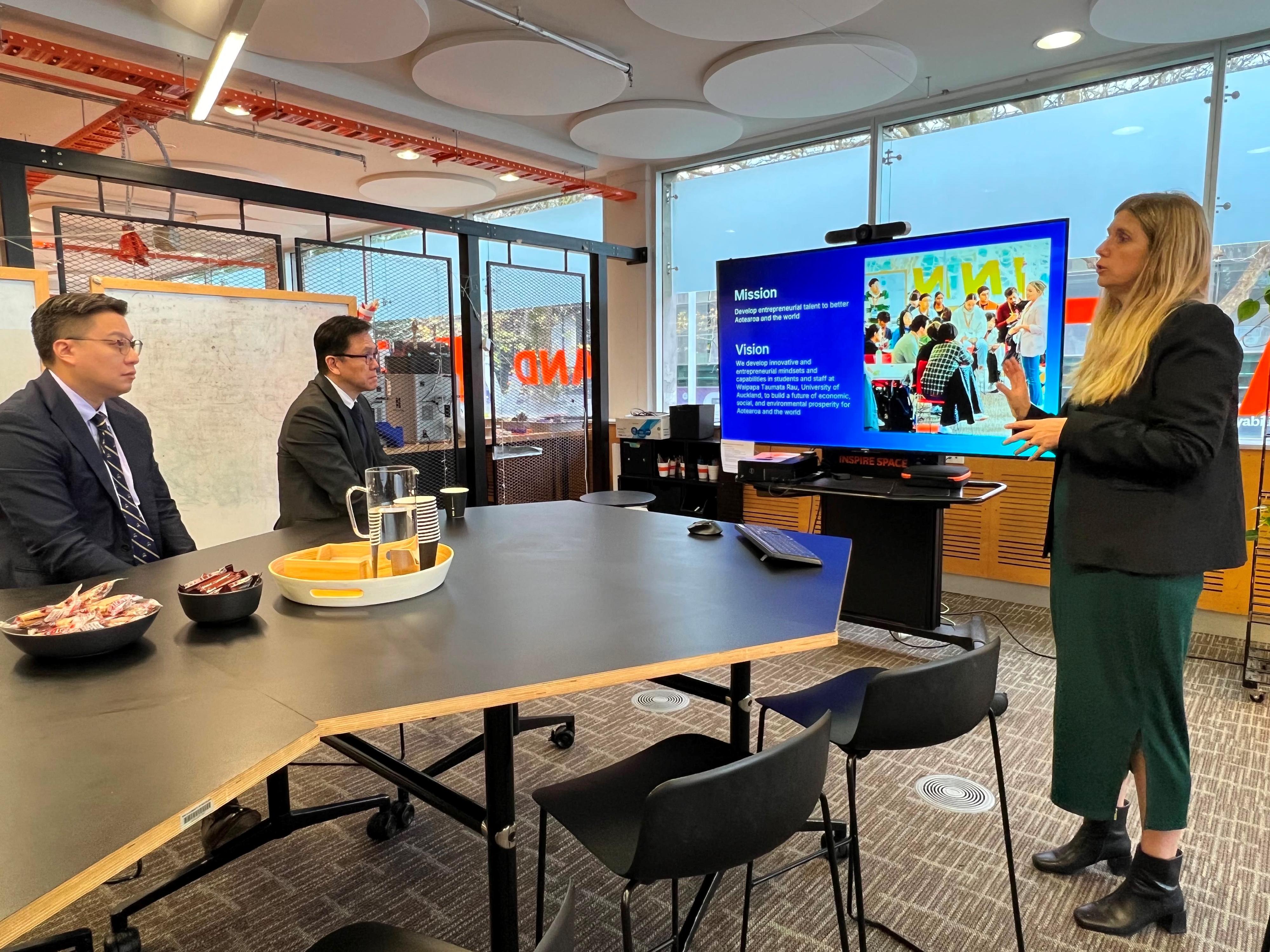 The Secretary for Innovation, Technology and Industry, Professor Sun Dong (second left), today (June 26, Auckland time) visited the University of Auckland's Centre for Innovation and Entrepreneurship and learned about the operation of the centre.