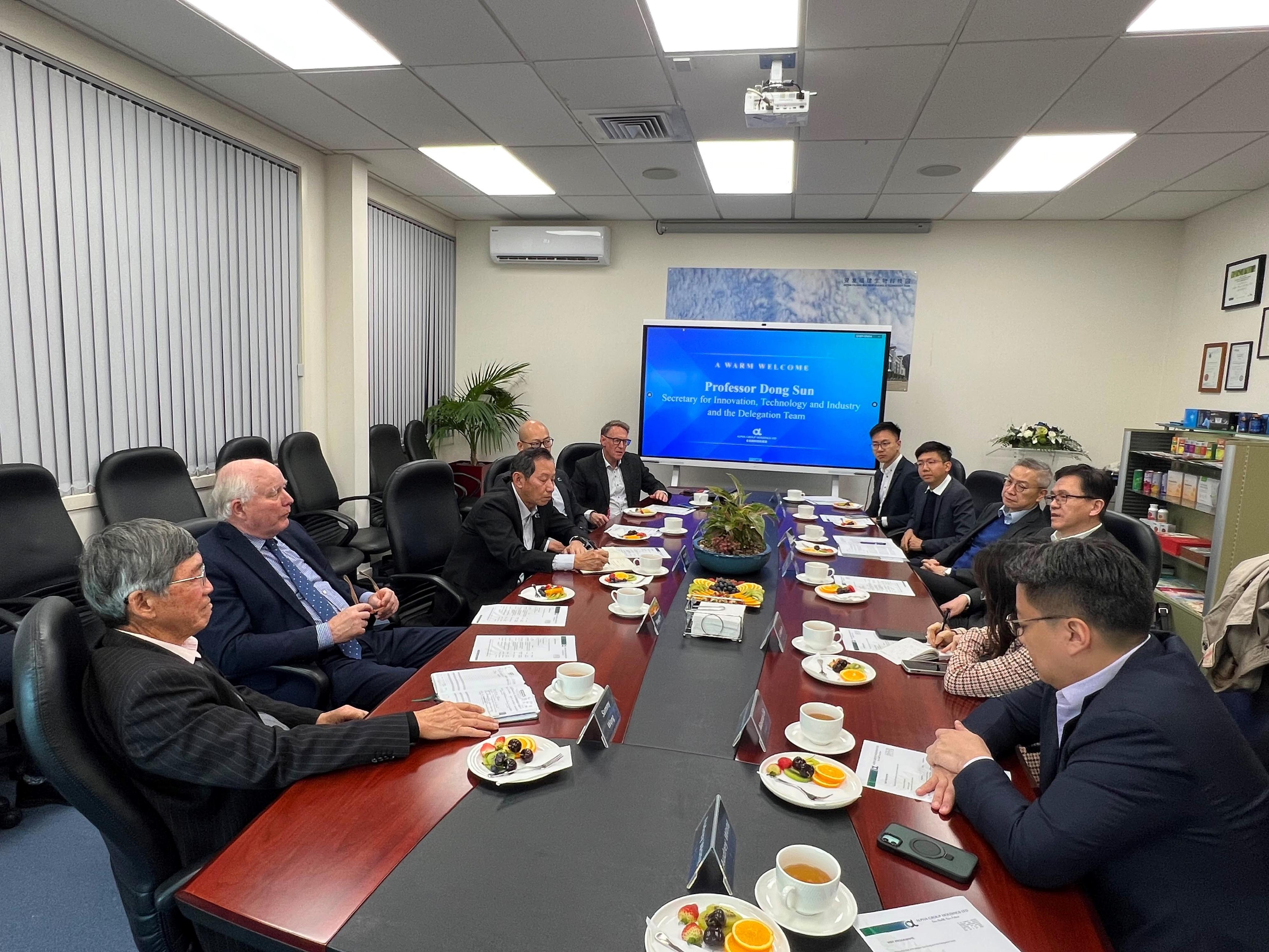 The Secretary for Innovation, Technology and Industry, Professor Sun Dong (third right), exchanged views with Alpha Group, a biotech health supplement manufacturer, today (June 26, Auckland time), and learned about the Group&rsquo;s business developments, and the feasibility of setting up a base for research and development, pilot production and transformation in Hong Kong.