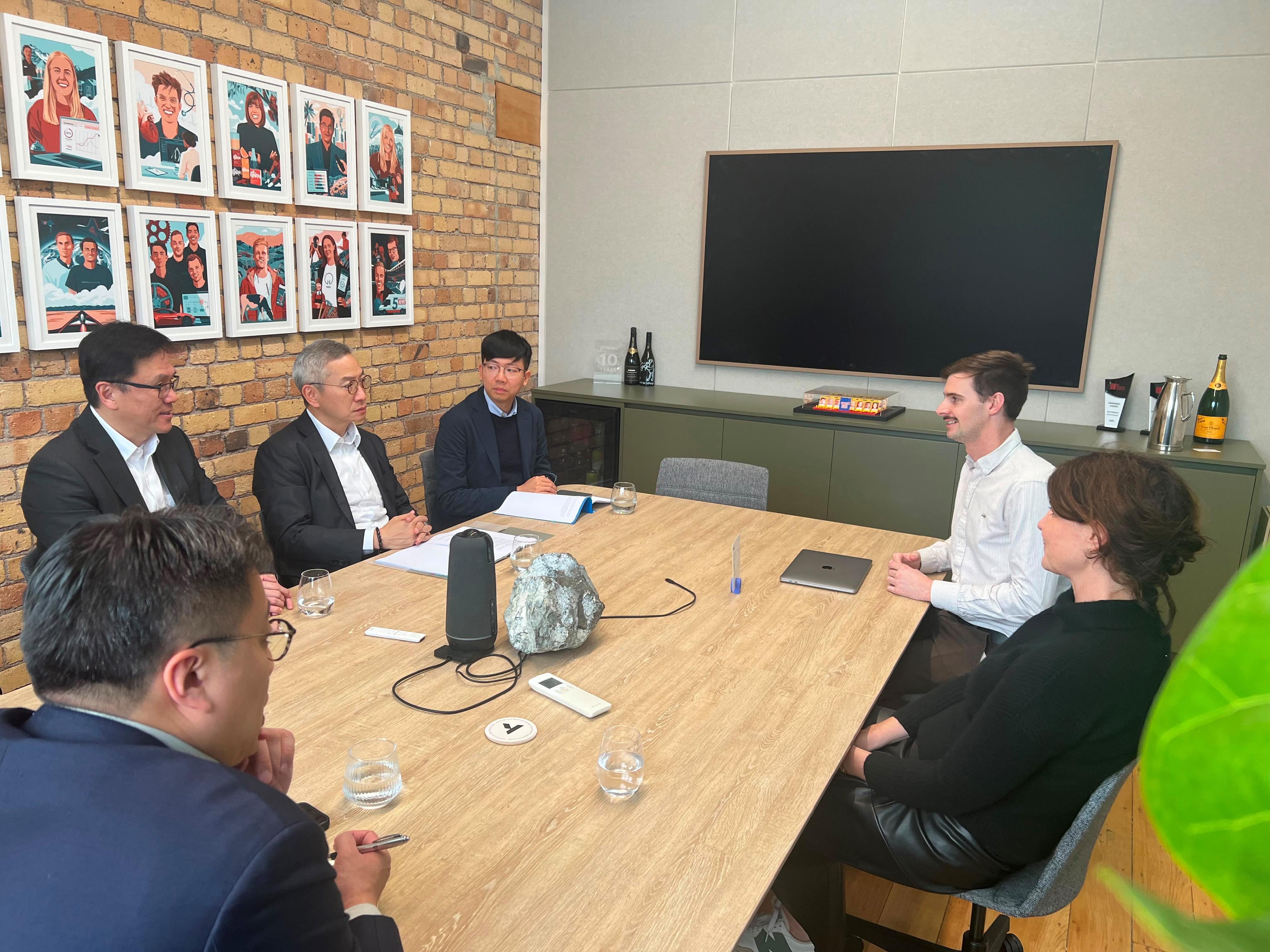 The Secretary for Innovation, Technology and Industry, Professor Sun Dong (first left), met with representatives of Icehouse Ventures, a leading venture capital firm in New Zealand, on June 25 (Auckland time).