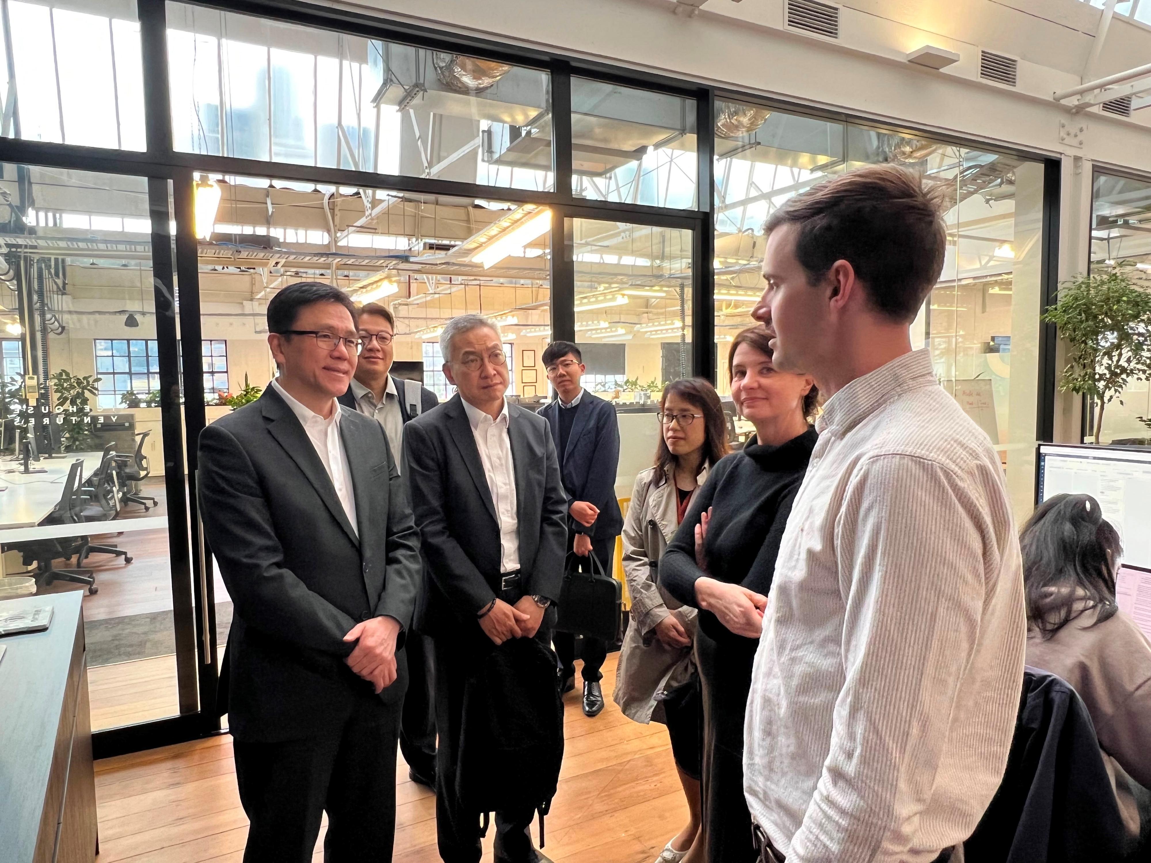 The Secretary for Innovation, Technology and Industry, Professor Sun Dong (first left), met with representatives of Icehouse Ventures, a leading venture capital firm in New Zealand, on June 25 (Auckland time).