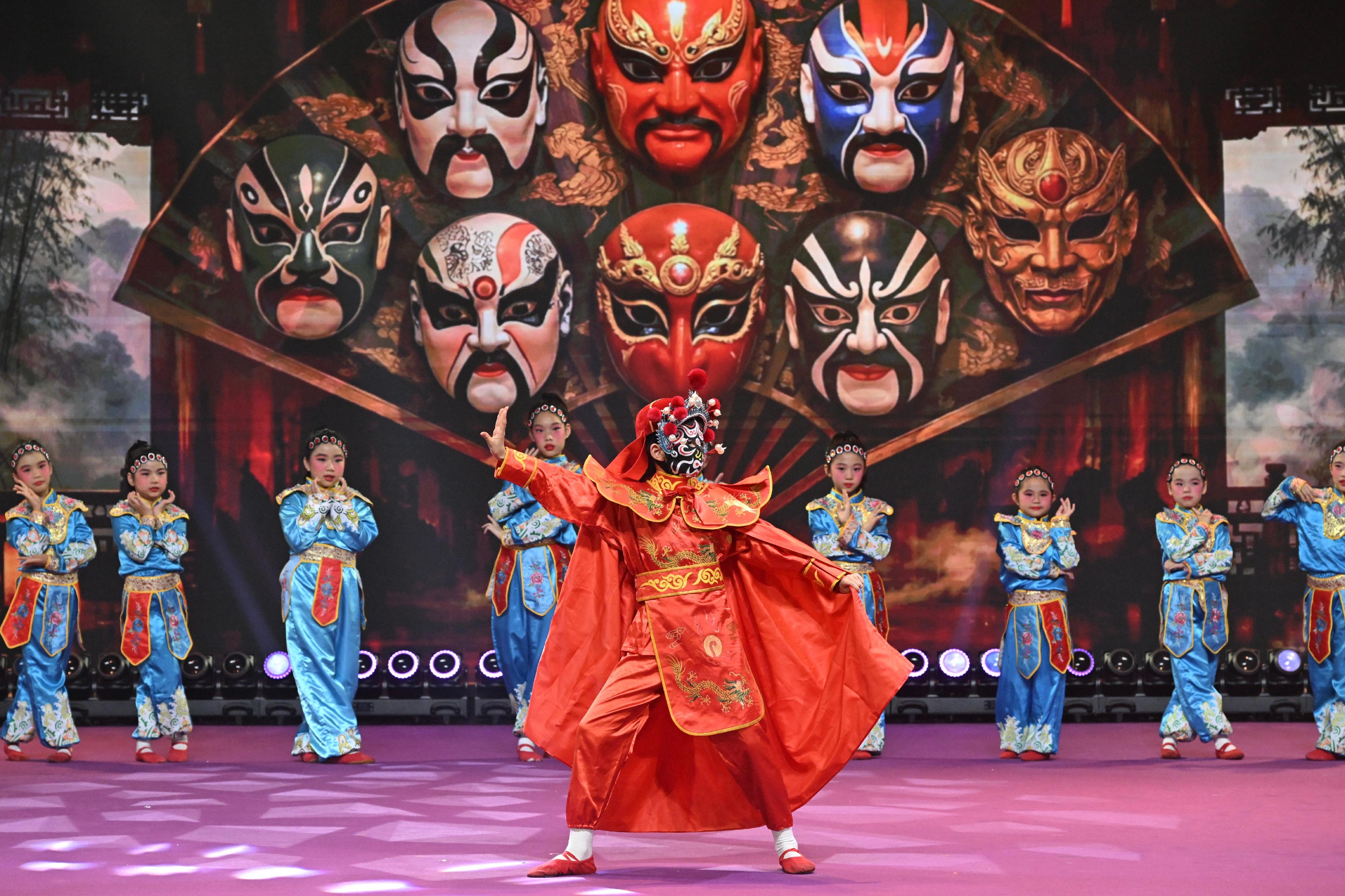 教育局今日（六月二十六日）舉行慶祝香港回歸祖國29周年「心繫家國」聯校國民教育活動匯演。圖示學生表演川劇變臉。