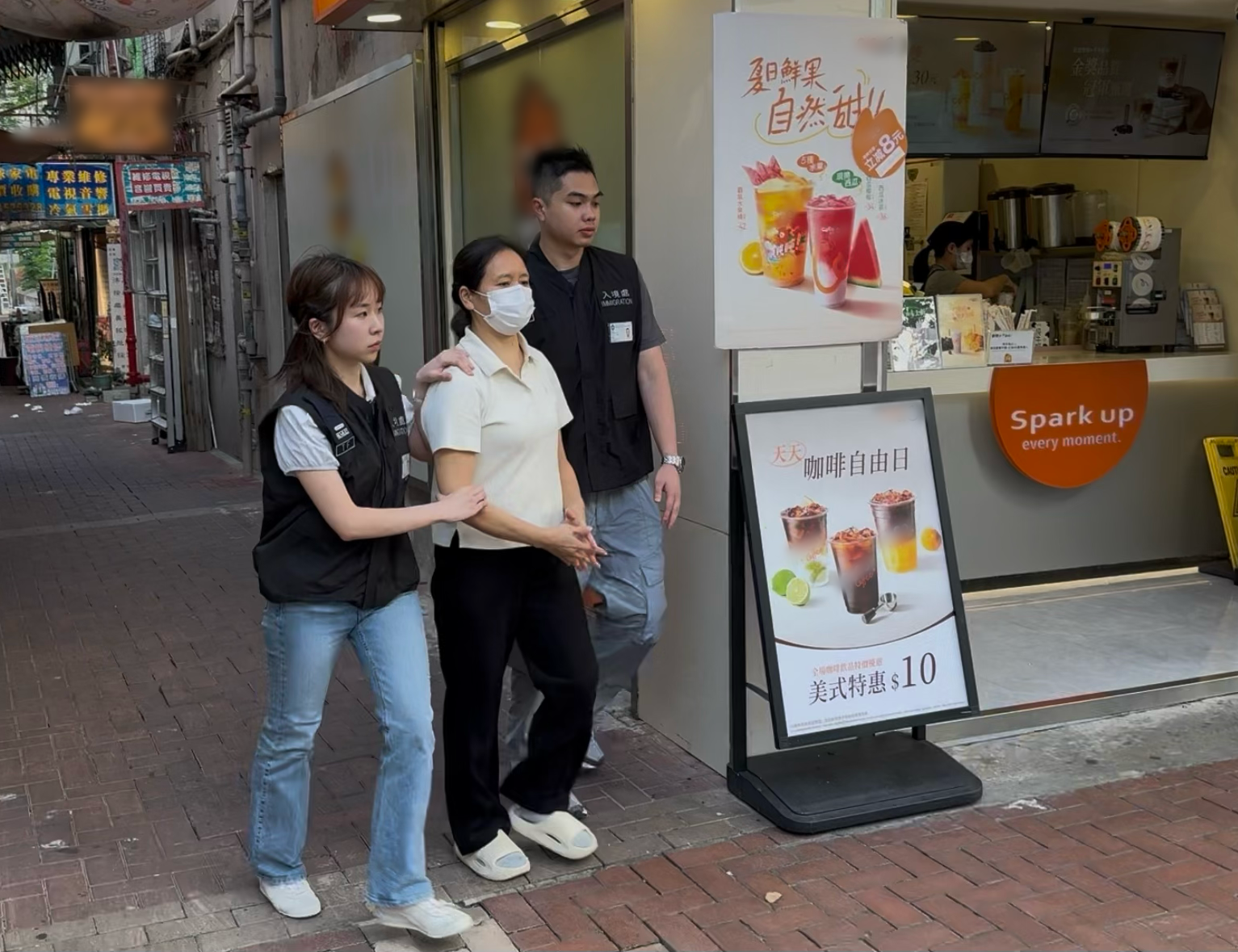 入境事務處於六月十八日至昨日（六月二十五日）在全港多區展開反非法勞工行動。圖示懷疑非法勞工在行動中被捕。