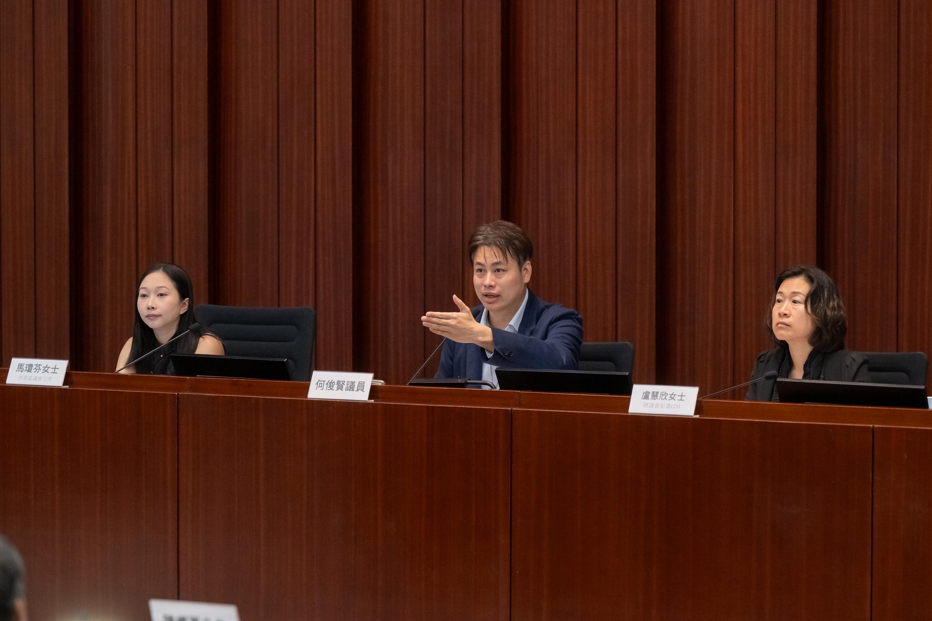 立法會議員今日（六月二十六日）與西貢區議會議員在立法會綜合大樓舉行會議。圖示立法會議員與西貢區議會議員討論強化該區應對極端天氣的措施。