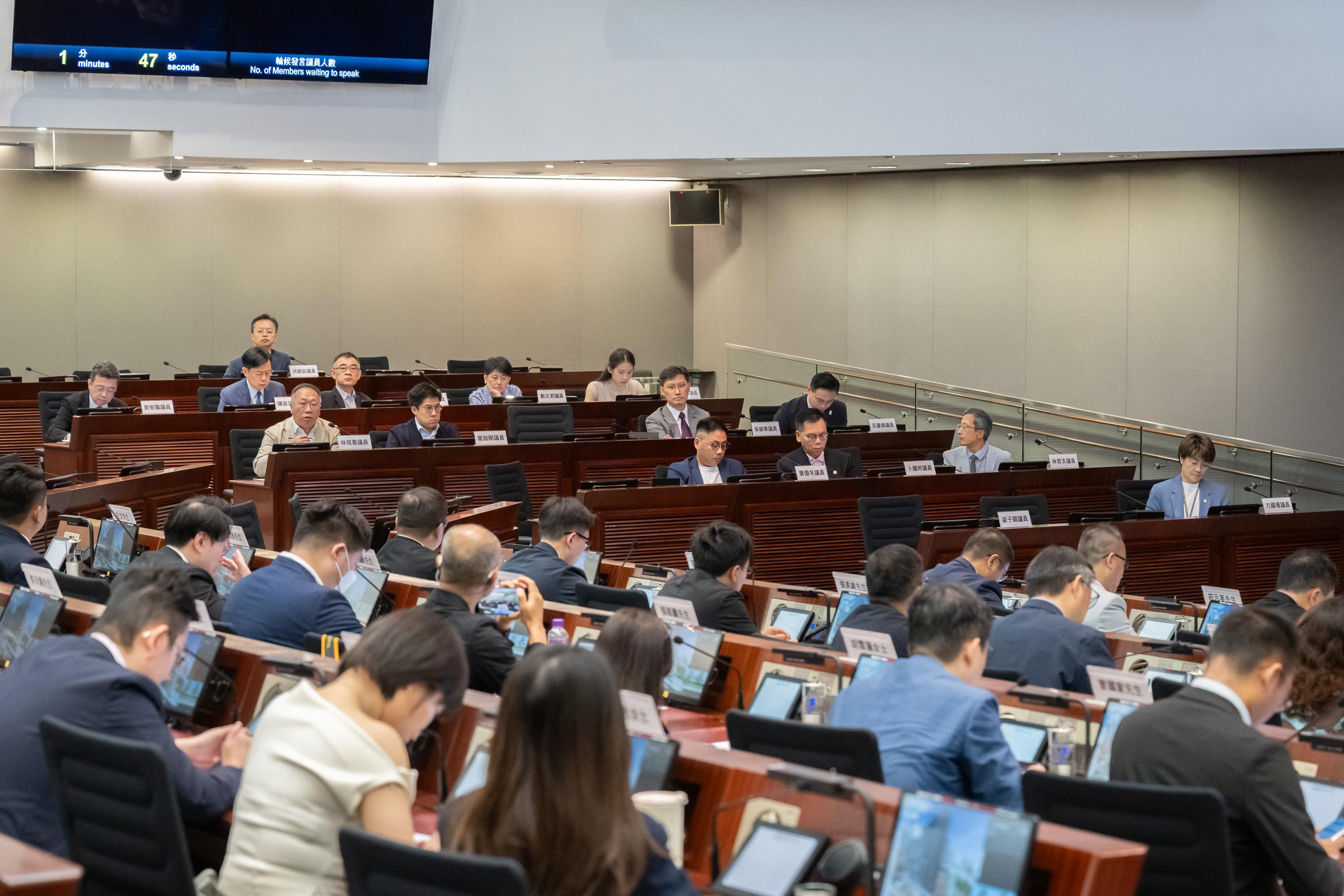 立法會議員今日（六月二十六日）與西貢區議會議員在立法會綜合大樓舉行會議。圖示立法會議員與西貢區議會議員就加強康體設施規劃及郊遊和露營熱點管理進行交流。
