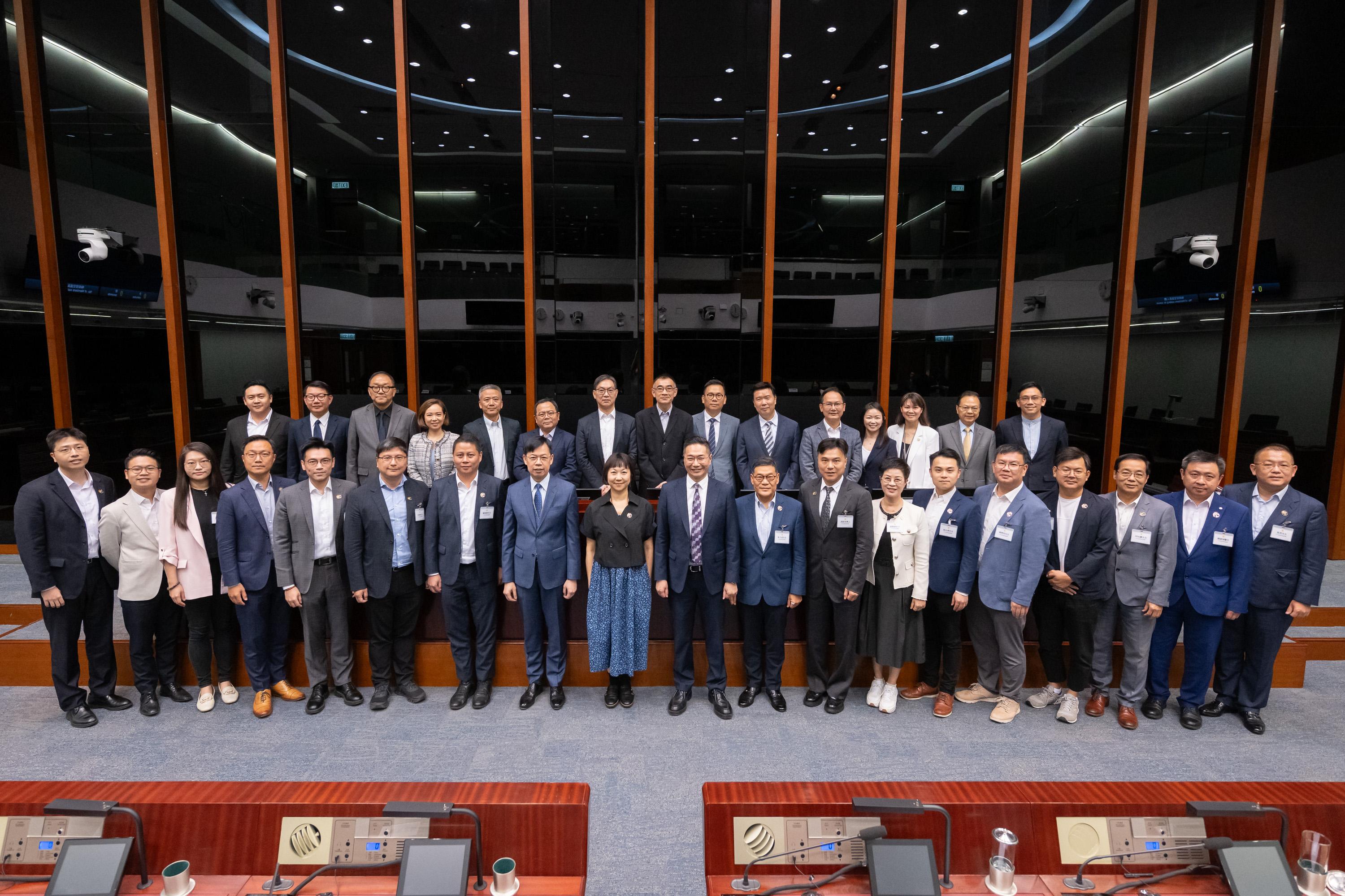 立法會議員今日（六月二十六日）與中西區區議會議員在立法會綜合大樓舉行會議，雙方在會後合照。