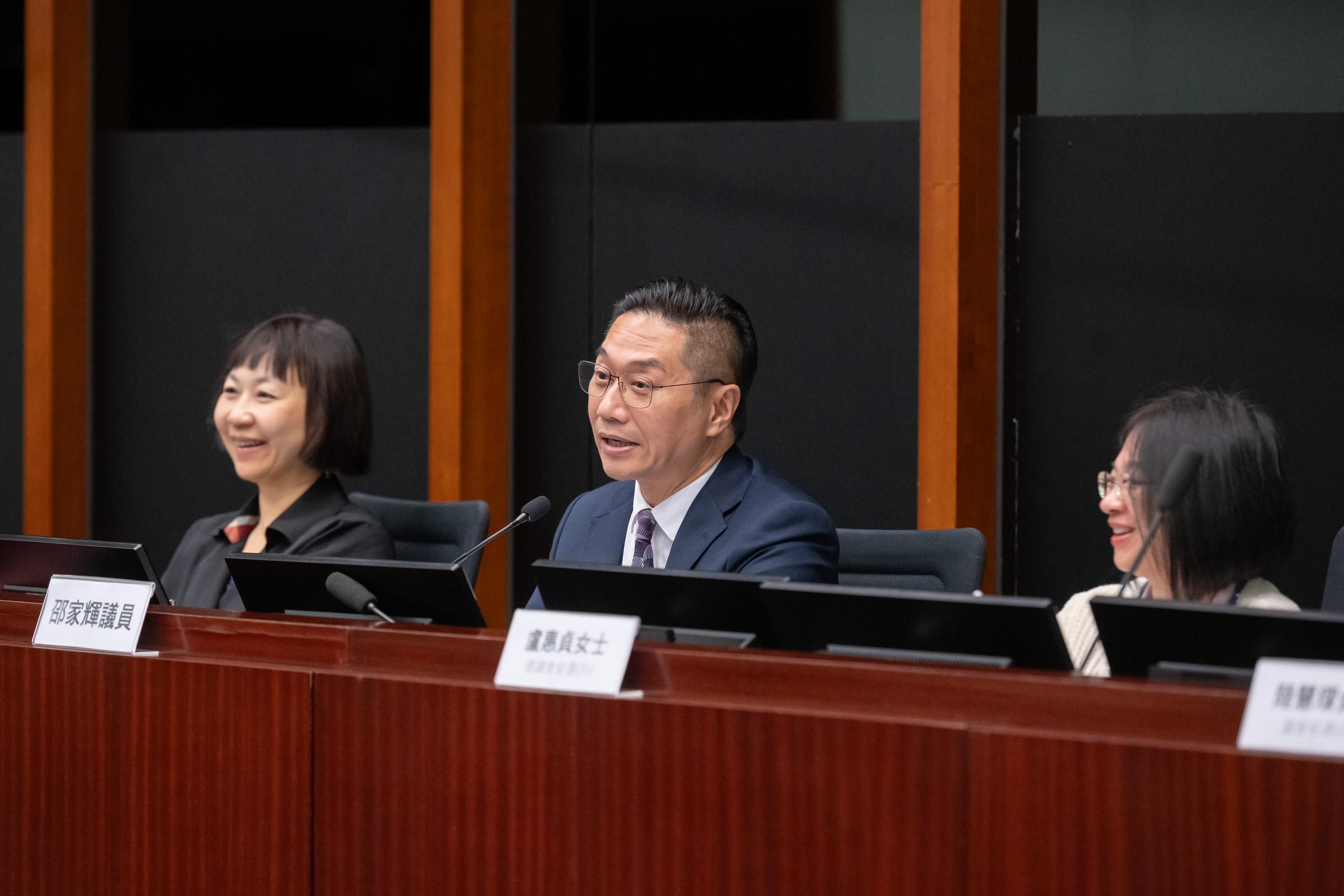 立法會議員今日（六月二十六日）與中西區區議會議員在立法會綜合大樓舉行會議。圖示立法會議員與中西區區議會議員討論優化中西區海濱發展。