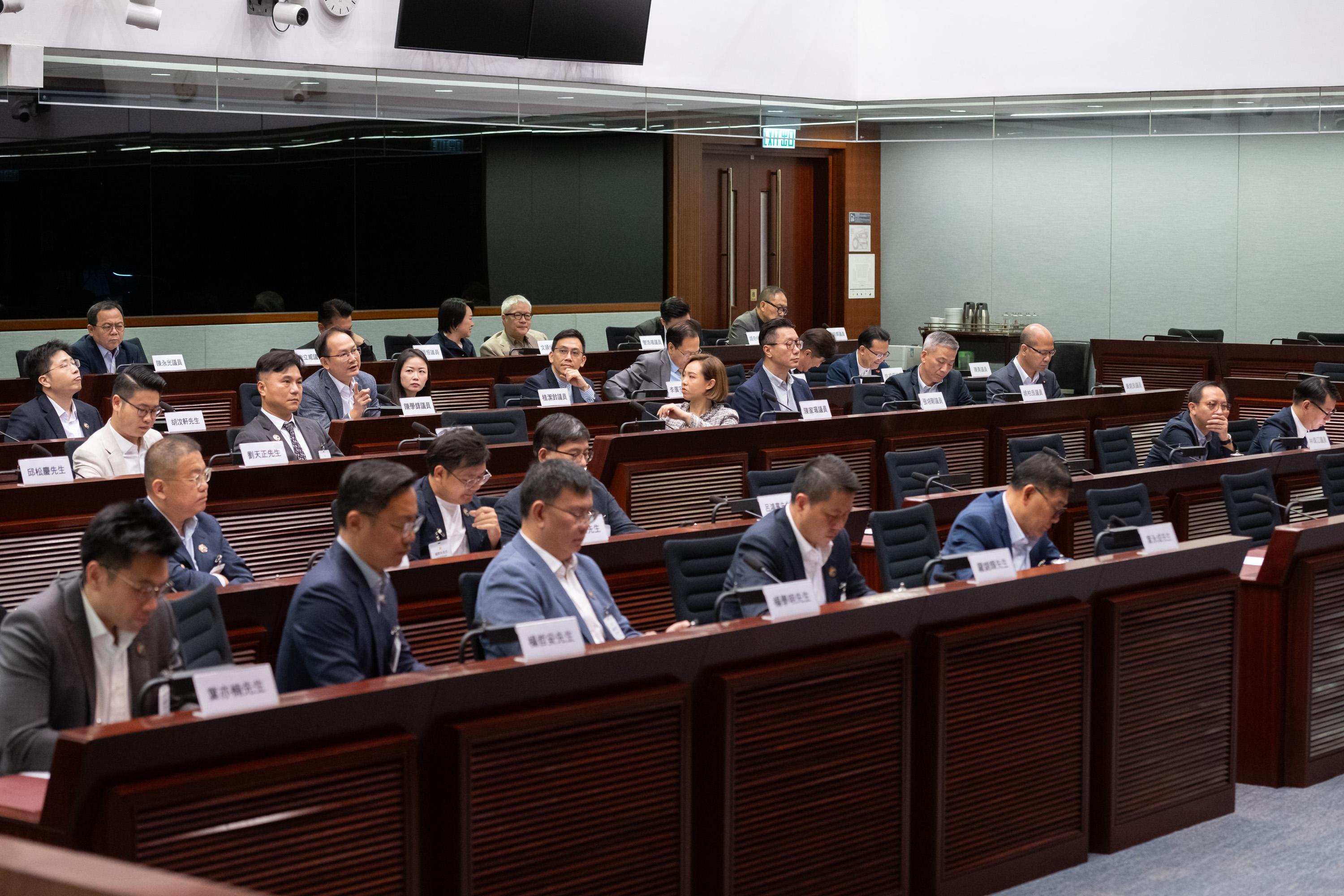 The Legislative Council (LegCo) Members met with the Central and Western District Council (DC) members at the LegCo Complex today (June 26). Photo shows Members of LegCo and the Central and Western DC exchanging views about promoting pet-inclusivity and the creation of a pedestrian-friendly environment. 