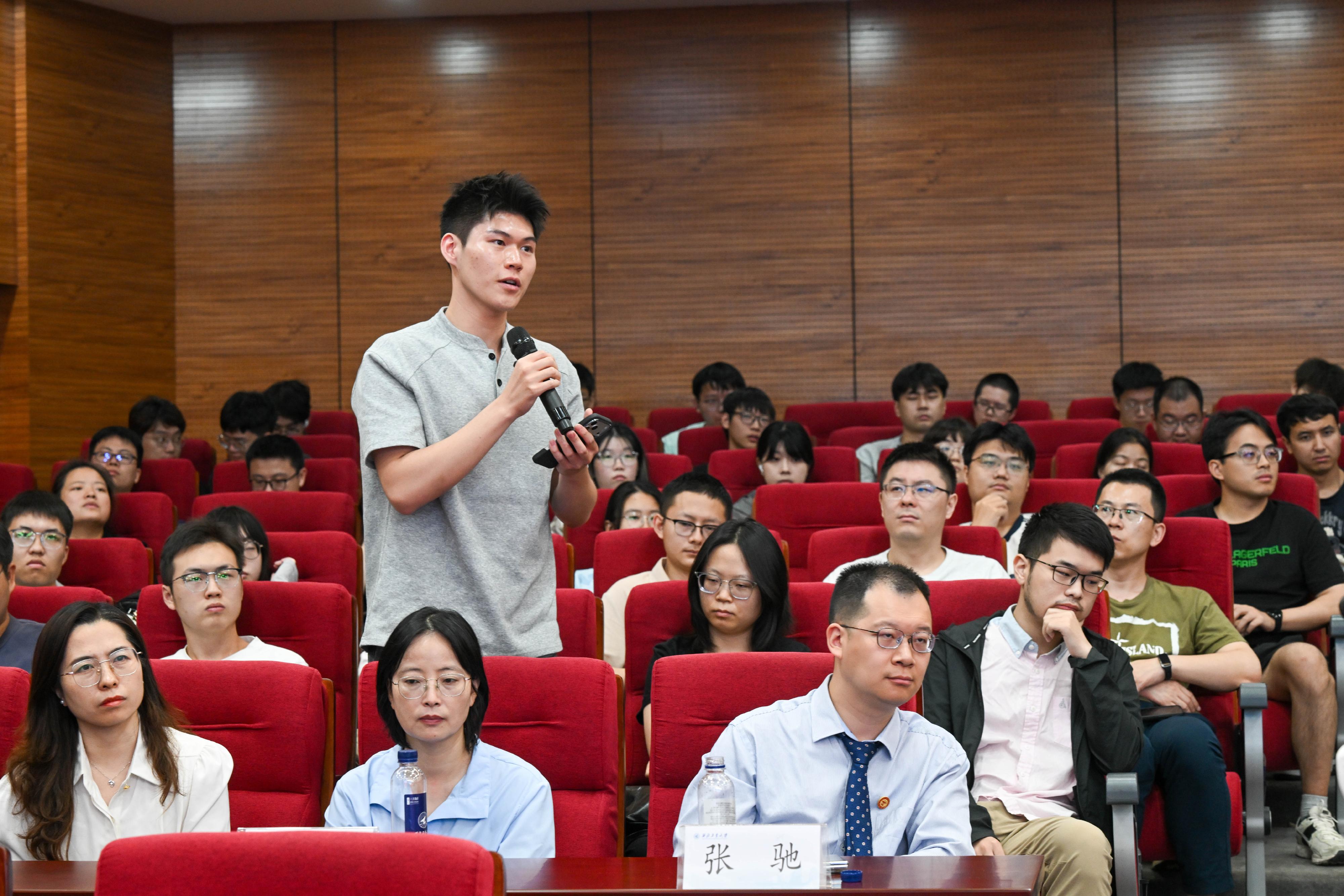 The Financial Secretary, Mr Paul Chan, continued his visit to Xi'an today (June 26). Photo shows a participant raising questions at a seminar delivered by Mr Chan at Northwestern Polytechnical University.
