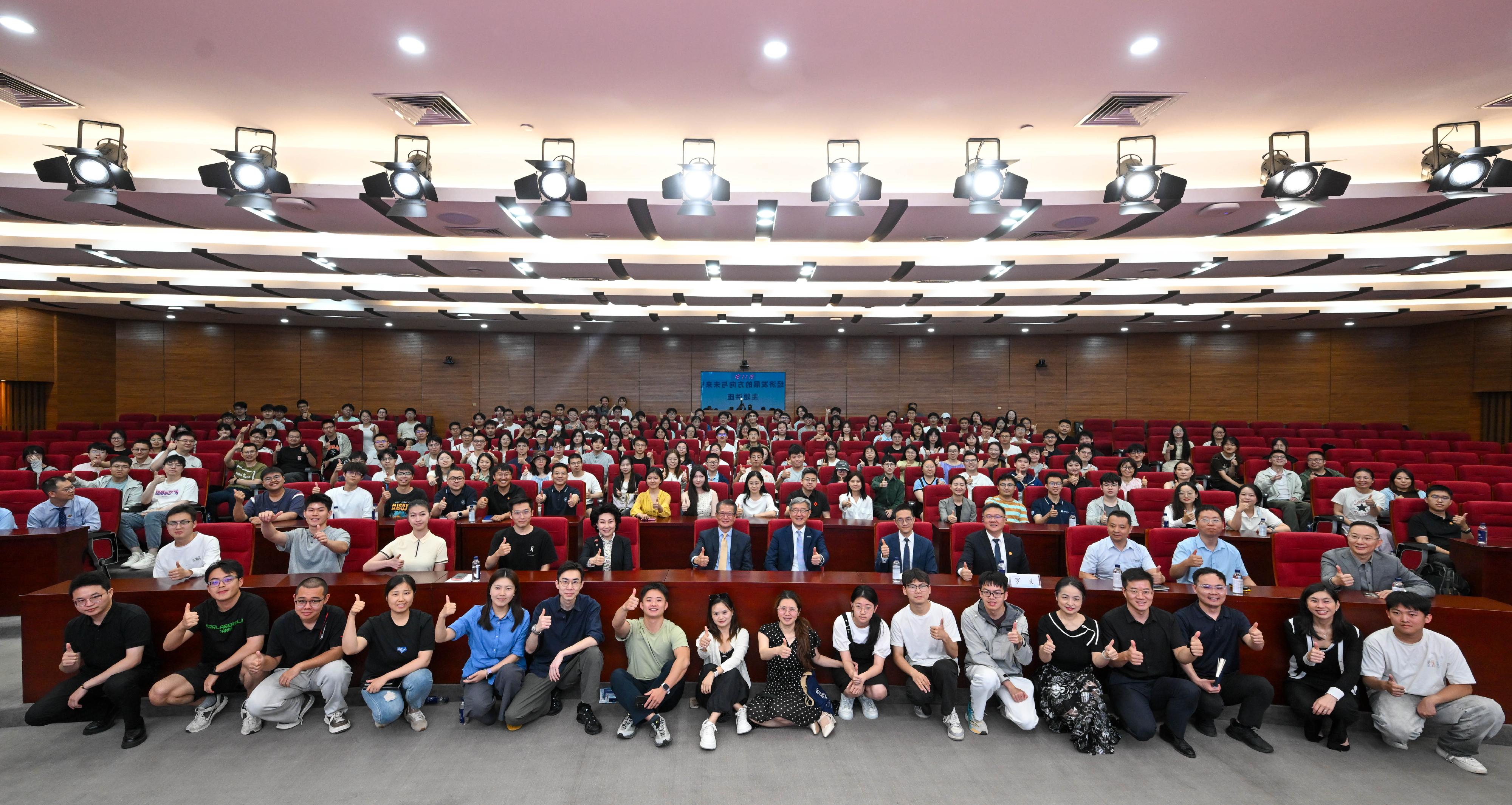 The Financial Secretary, Mr Paul Chan, continued his visit to Xi'an today (June 26). Photo shows Mr Chan (second row, sixth left) with teaching staff and students of Northwestern Polytechnical University, and other guests at a seminar at the university.
