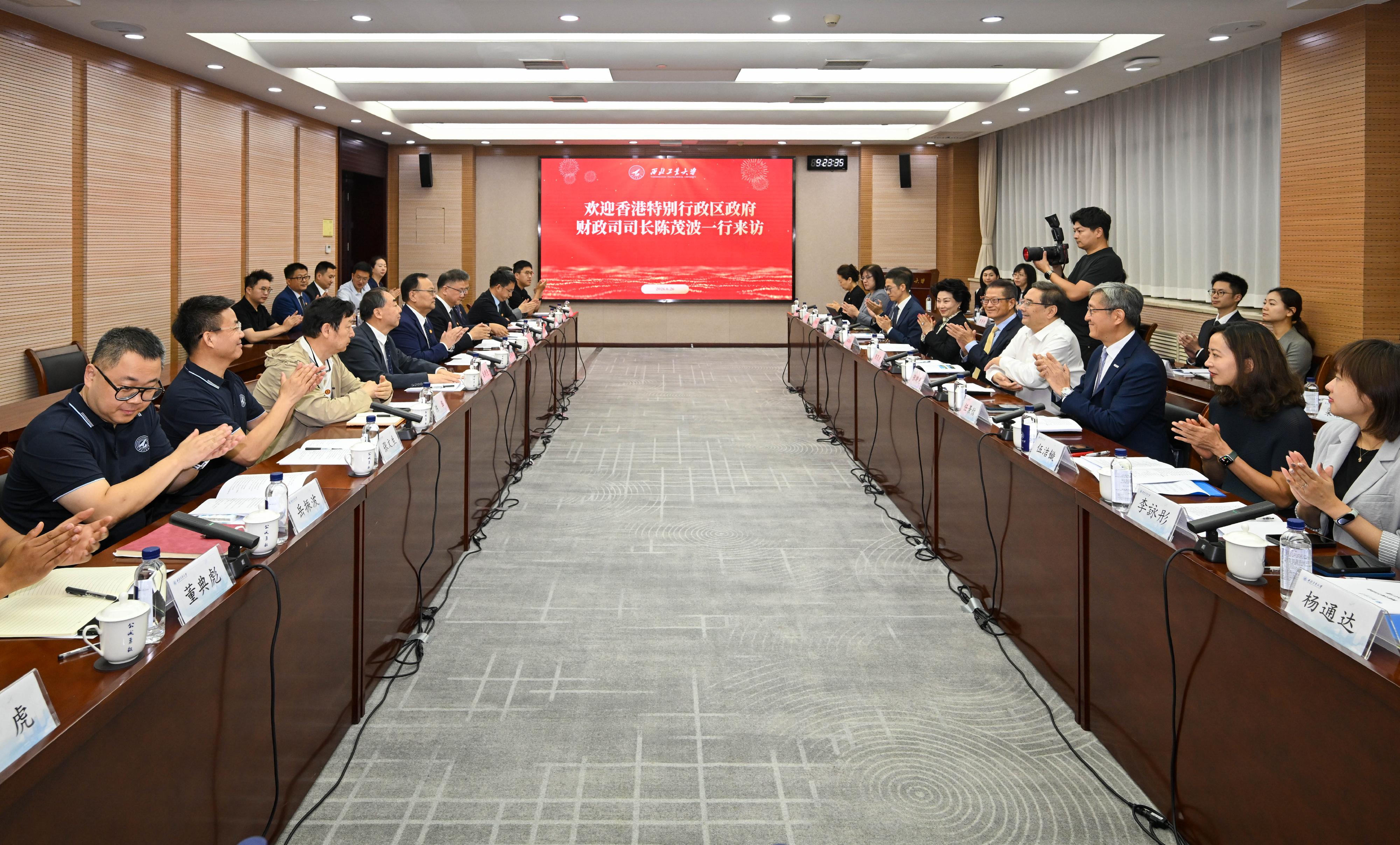 The Financial Secretary, Mr Paul Chan, continued his visit to Xi'an today (June 26). Photo shows Mr Chan (fifth left) attending a seminar with persons-in-charge of enterprises at Northwestern Polytechnical University.
 
