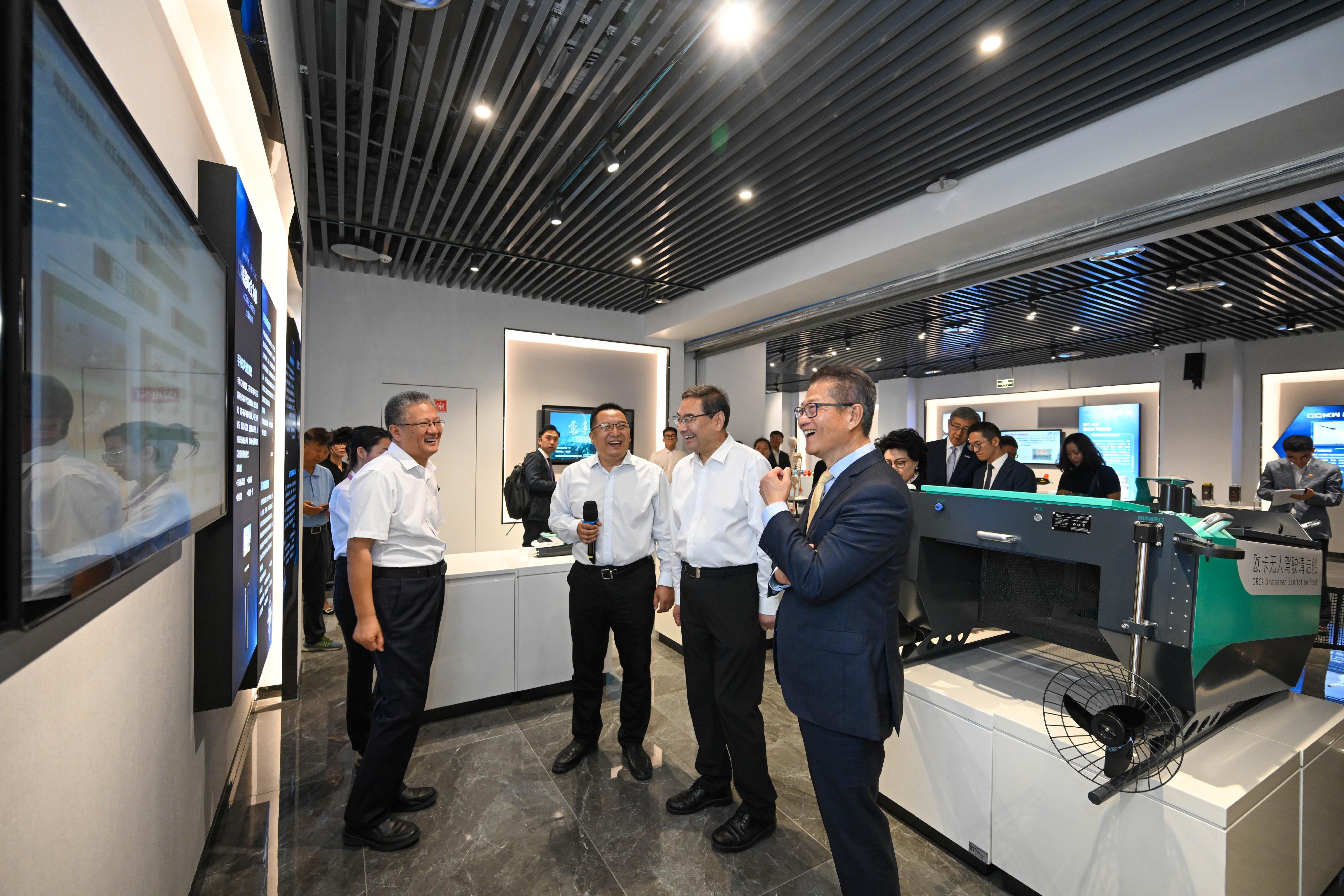 The Financial Secretary, Mr Paul Chan, continued his visit to Xi'an today (June 26). Photo shows Mr Chan (first right) visiting Northwestern Polytechnical University.
 
