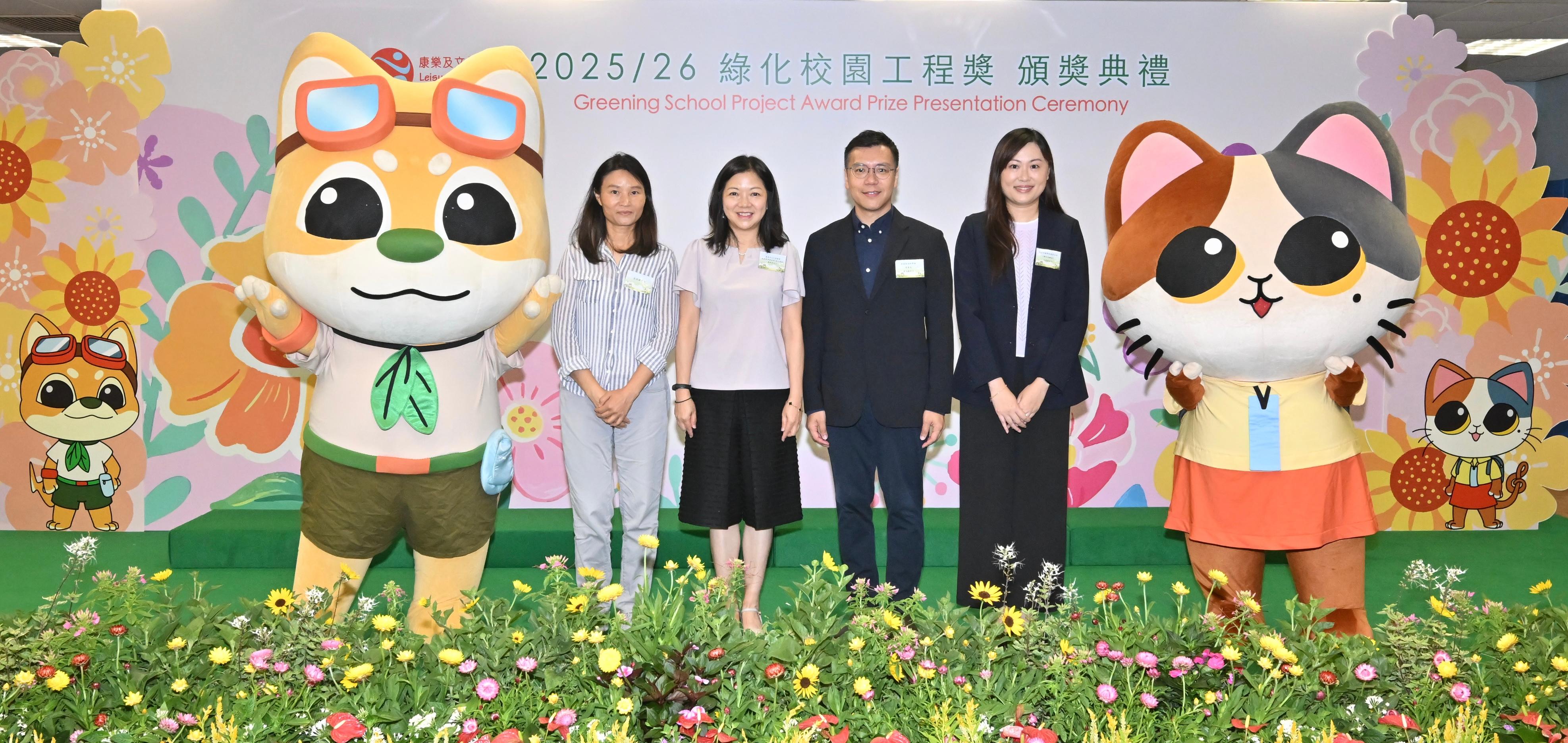 康樂及文化事務署（康文署）今日（六月二十七日）於九龍公園體育館舉行綠化校園工程獎頒獎典禮。圖示主禮嘉賓包括康文署總康樂事務經理（綠化運動）戴婉君（左二）、香港園境師學會前任會長陳元敬（右二）、發展局綠化、園境及樹木管理組社區參與綠化委員會前任非官方成員吳英嬋博士（左一），以及教育局總學校發展主任（灣仔及離島）文惠妍（右一）合照。
