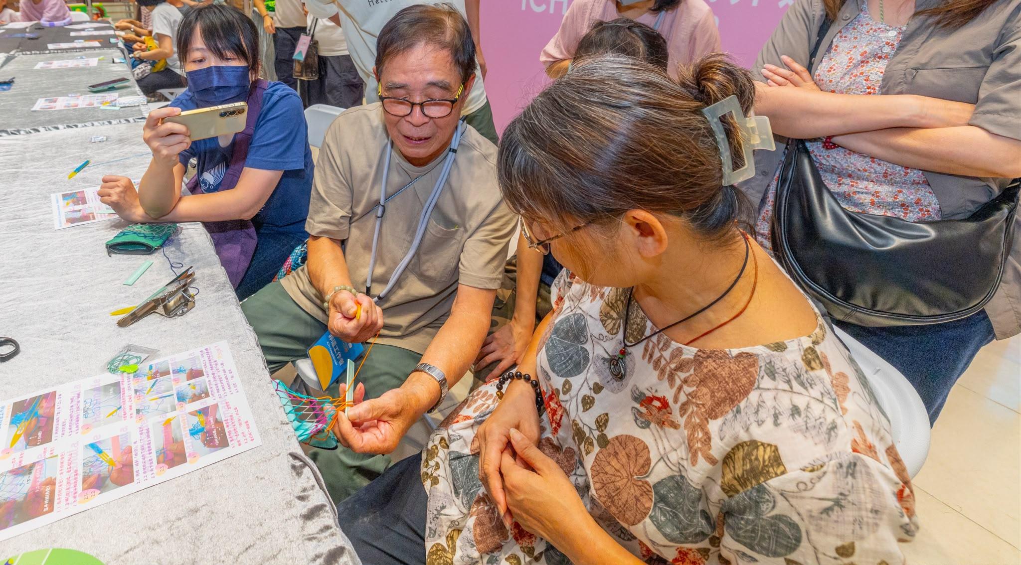 康樂及文化事務署非物質文化遺產辦事處，今明兩日（六月二十七及二十八日）在將軍澳廣場舉行「『棋』妙非遺：海陸空大歷險」嘉年華。圖示漁網編織技藝工作坊，參加者可以在導師指導下，以彩色絲線體驗漁網編織的技巧，製作雙面多用途小網袋，可以用作擺放卡片、零錢等小物件，方便日常使用。
