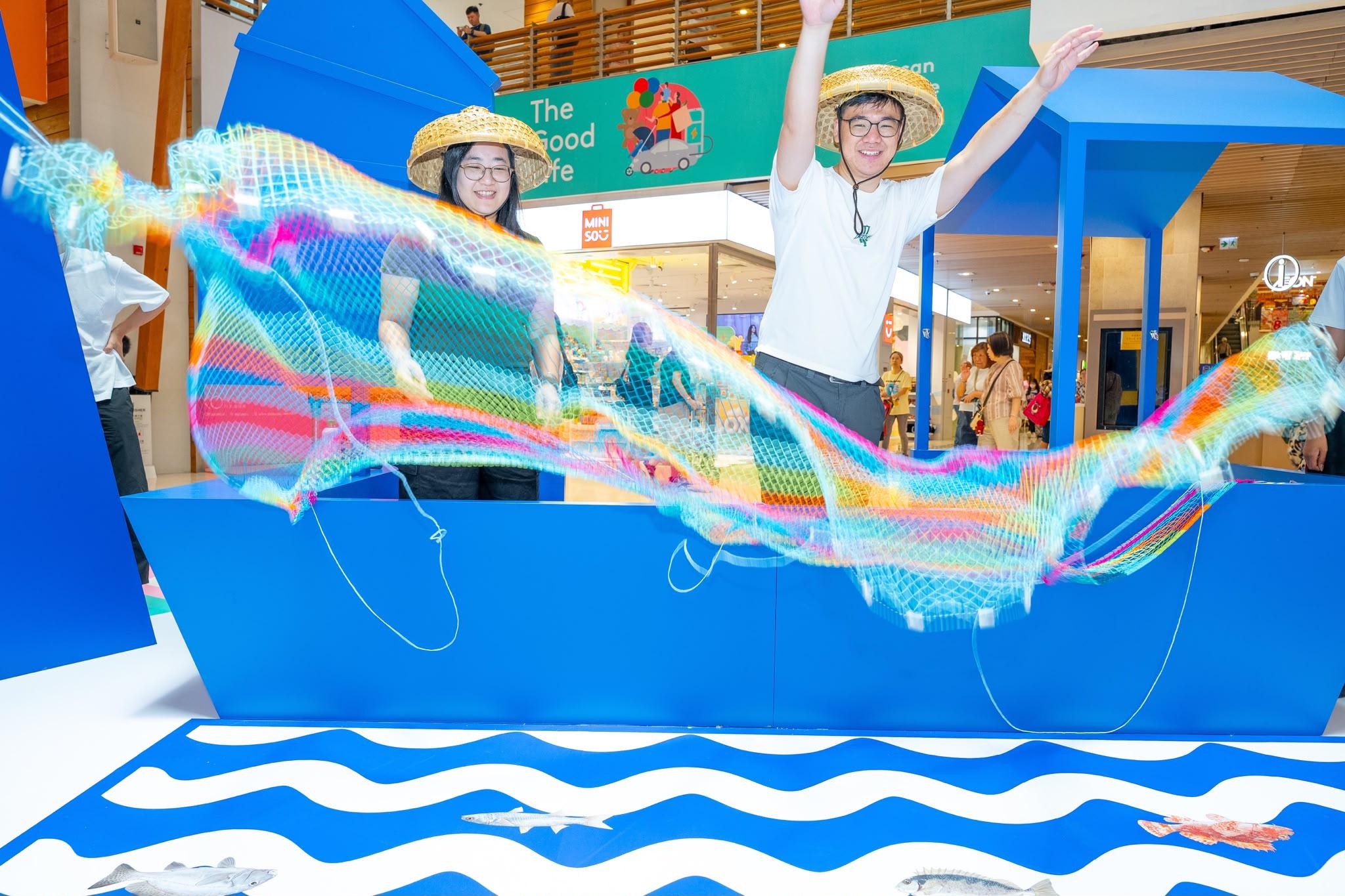 The Intangible Cultural Heritage Office of the Leisure and Cultural Services Department is holding the "ICH Wonder Adventure: Sea, Land & Sky" Carnival at the TKO Plaza in Tseung Kwan O today (June 27) and tomorrow (June 28). Photo shows the public experiencing casting a fishing net to learn about ICH items such as the fishing net plaiting technique, fishing methods and fishermen's knowledge about the universe and nature, as well as fish species, distribution and their linkage to the geography in Hong Kong.