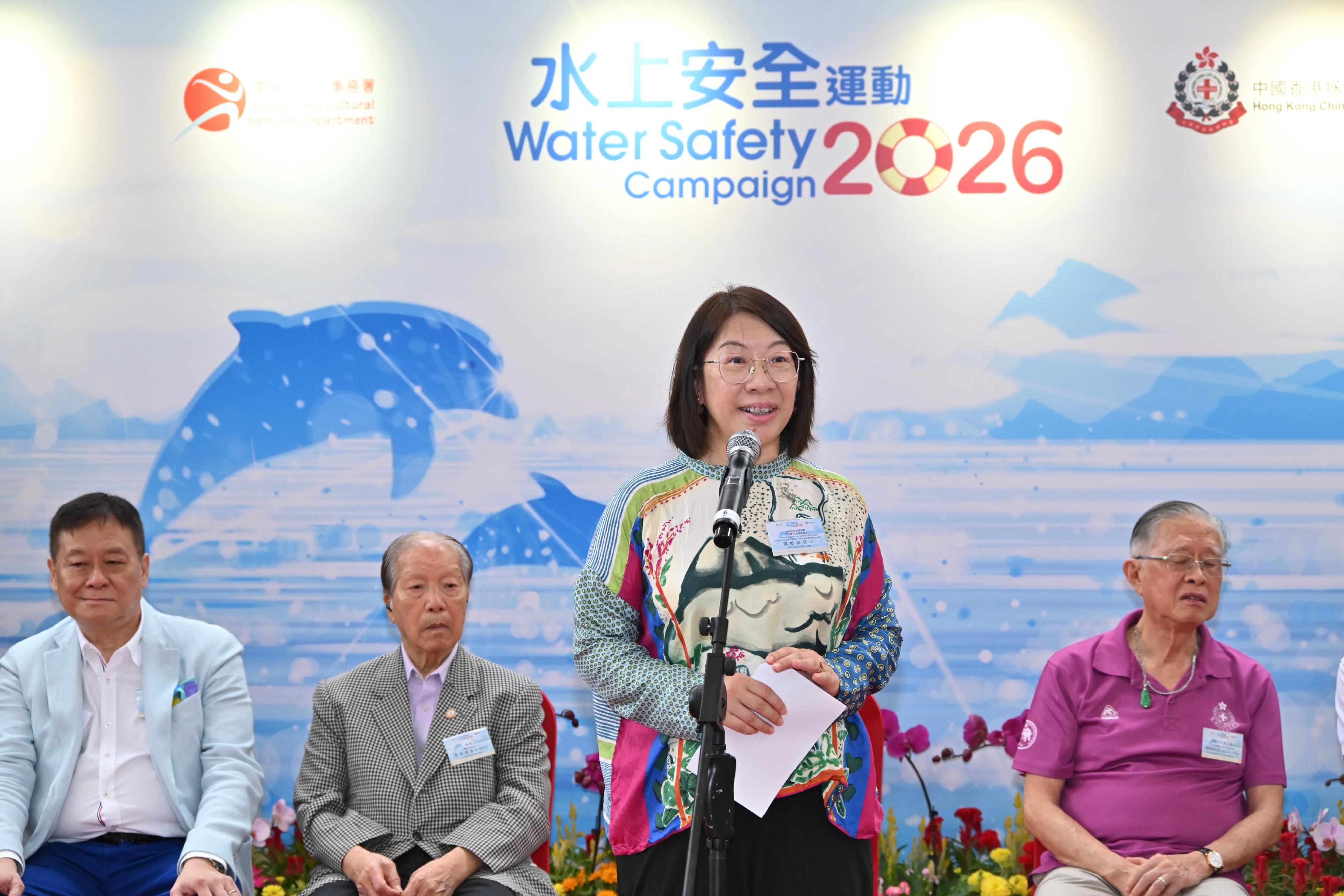 康樂及文化事務署（康文署）與中國香港拯溺總會合辦的「二○二六年水上安全運動」標語創作和平面設計比賽今日（六月二十七日）舉行頒獎典禮。圖示康文署助理署長（康樂事務）馮妙玲在典禮致辭，提醒市民在游泳時必須注意水上安全。

