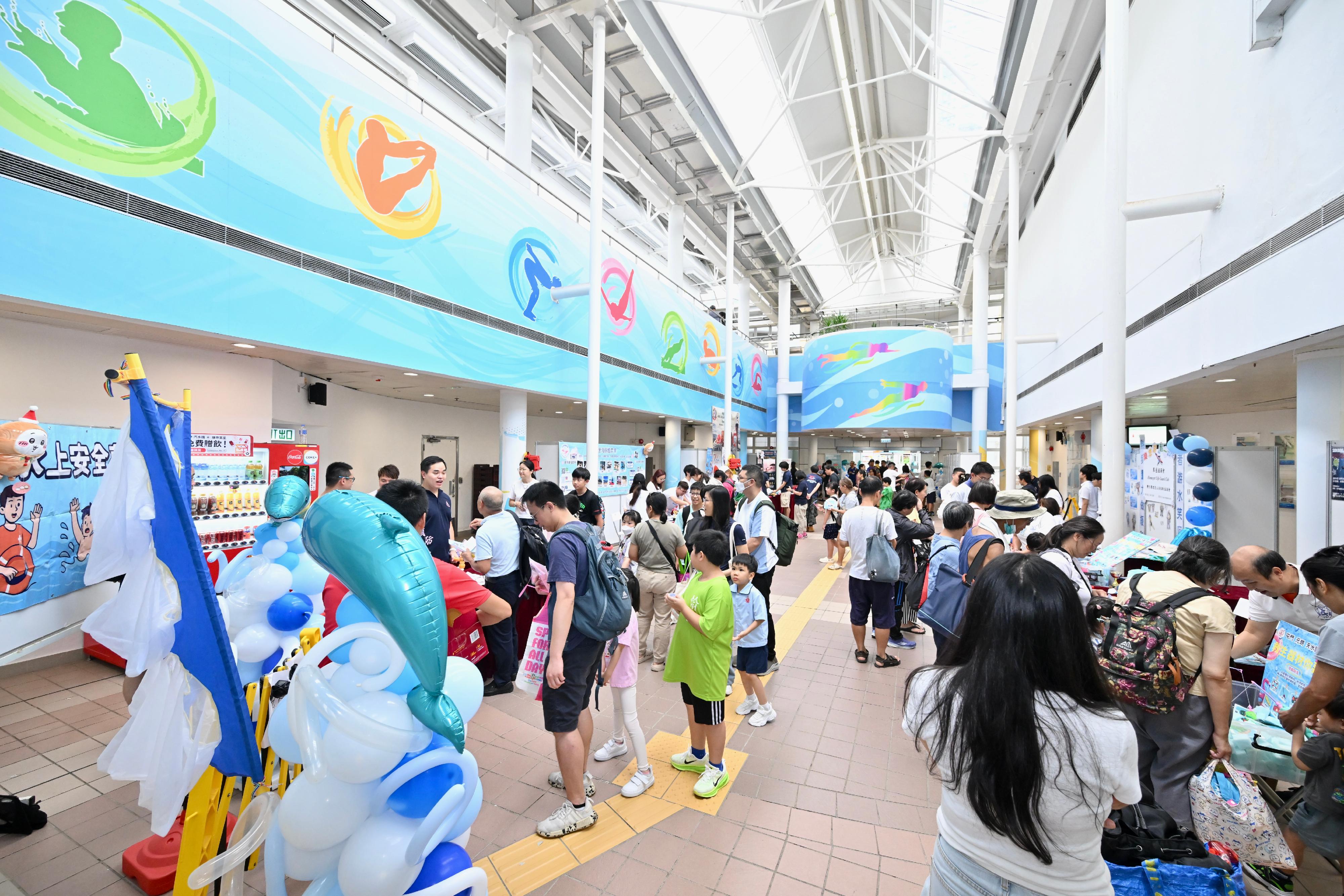 康樂及文化事務署與中國香港拯溺總會合辦的「二○二六年水上安全運動」標語創作和平面設計比賽今日（六月二十七日）舉行頒獎典禮。圖示市民參與推廣水上安全的攤位遊戲。
