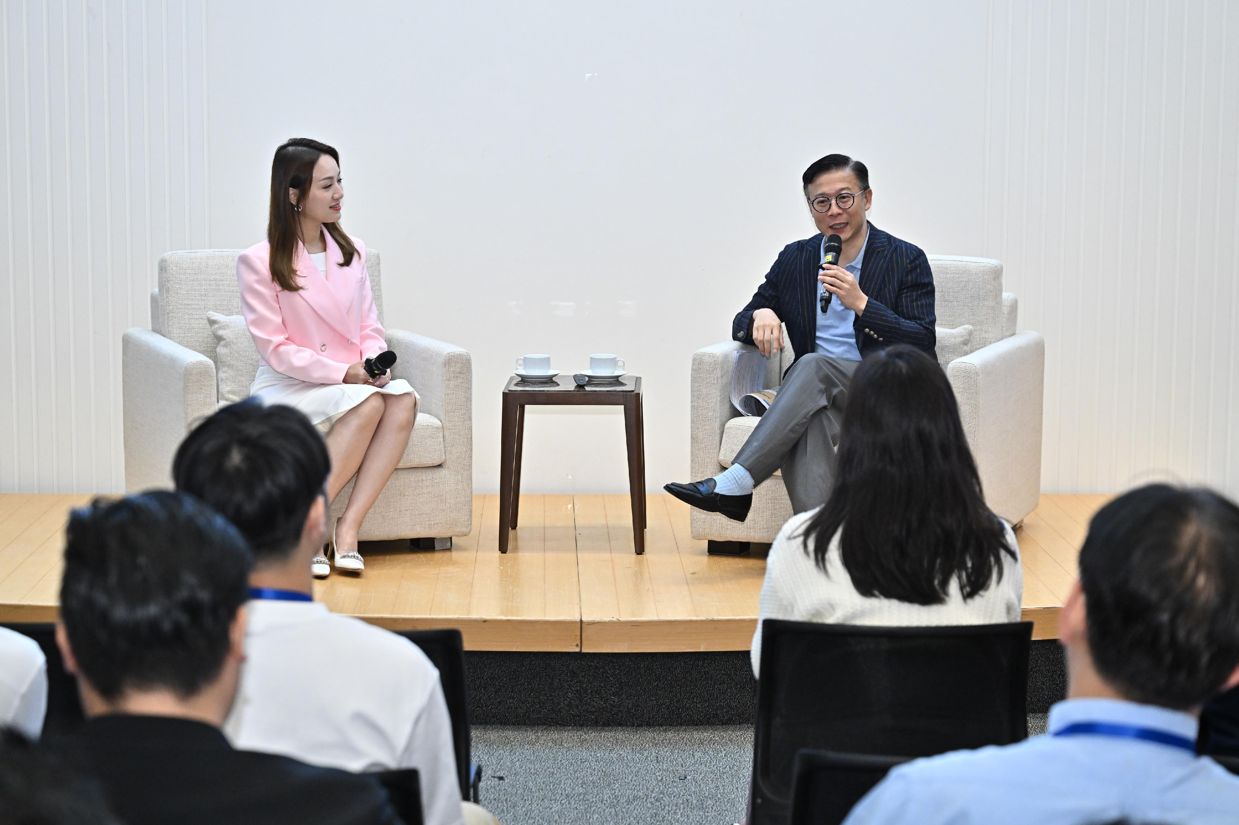 Themed "Rule of Law Education (ROLE) Stars", the foundation course of the fourth phase of the ROLE Train-the-Leaders Programme organised by the Department of Justice was concluded today (June 27). Photo shows the Deputy Secretary for Justice, Dr Cheung Kwok-kwan (right), together with renowned host and columnist Maggie Chang (left), briefing trainees on teaching and communication skills in disseminating messages on the rule of law.
