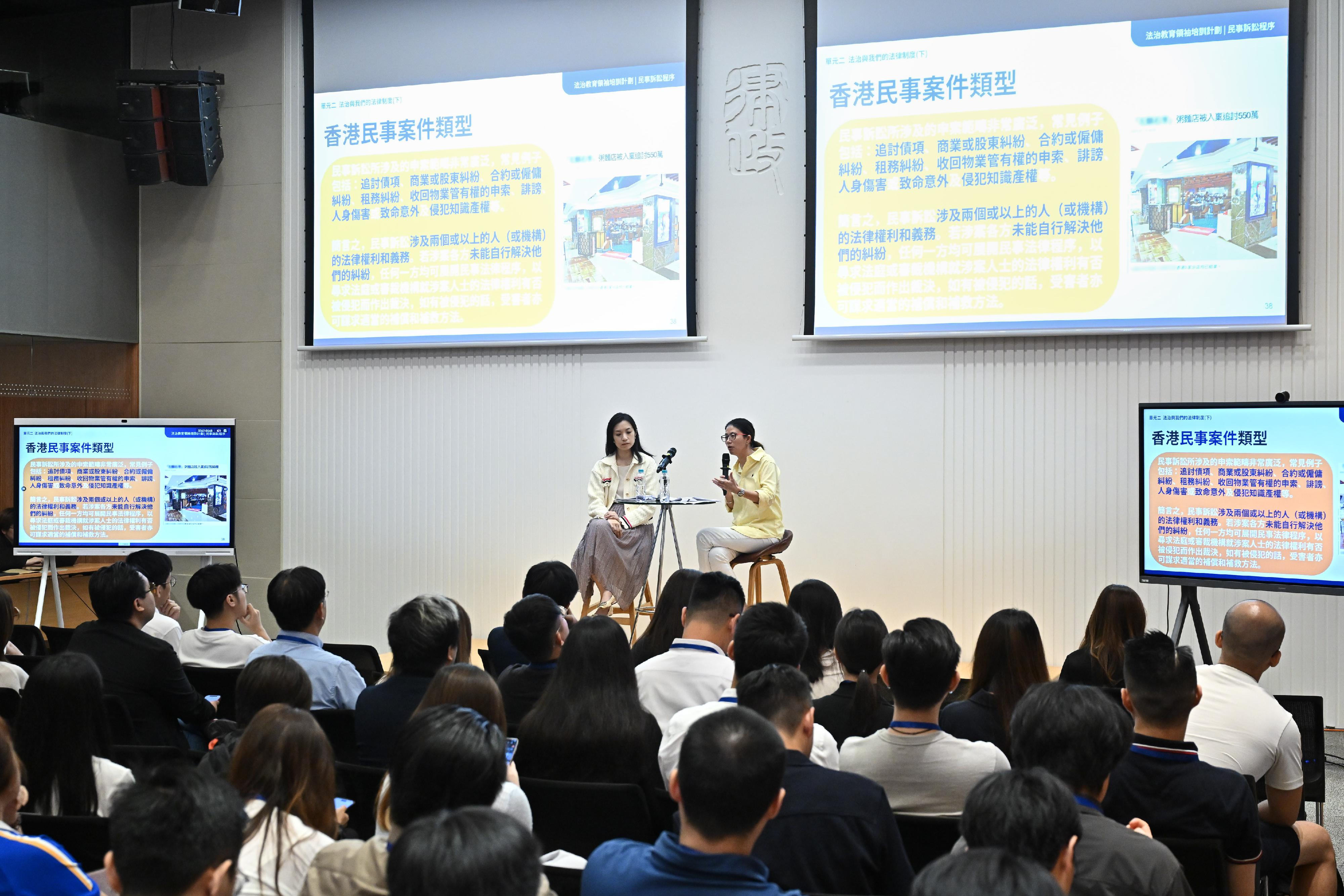 Themed "Rule of Law Education (ROLE) Stars", the foundation course of the fourth phase of the ROLE Train-the-Leaders Programme organised by the Department of Justice was concluded today (June 27). Photo shows Member of the Steering Committee on Rule of Law Education and barrister, Ms Sabrina Ho (left), and solicitor, Ms Roberta Chan (right), explaining topics including Hong Kong's court proceedings, the legal profession and alternative dispute resolution services.
