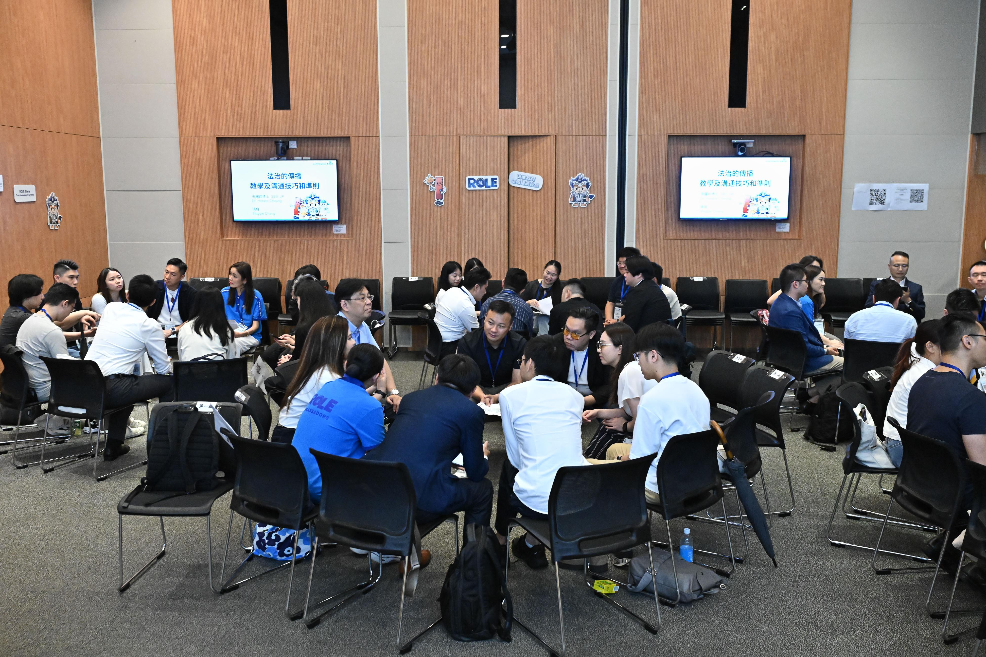 Themed "Rule of Law Education (ROLE) Stars", the foundation course of the fourth phase of the ROLE Train-the-Leaders Programme organised by the Department of Justice was concluded today (June 27). Photo shows the trainees participating in an interactive session comprising group discussions and exchanges.