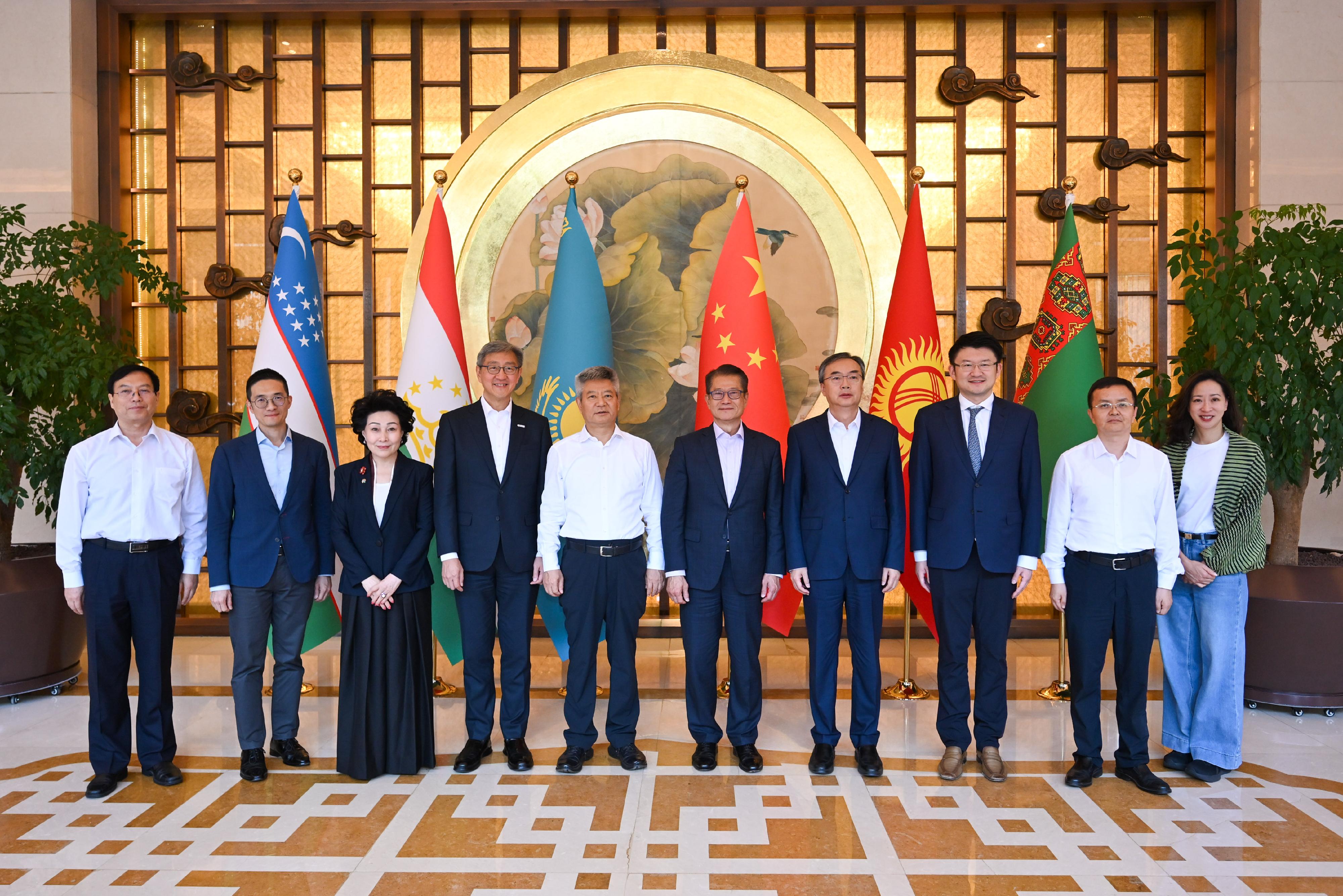 The Financial Secretary, Mr Paul Chan, conducted the final day of his visit programme in Xi'an today (June 27). Photo shows Mr Chan (fifth right) calling on the Chairman of the Shaanxi Provincial Committee of the Chinese People's Political Consultative Conference, Mr Xu Xinrong (fifth left). The Director-General of the Office for Attracting Strategic Enterprises, Mr Peter Yan (fourth left), and representatives of the Hong Kong Investment Corporation Limited and Hong Kong Exchanges and Clearing Limited also attended the meeting.