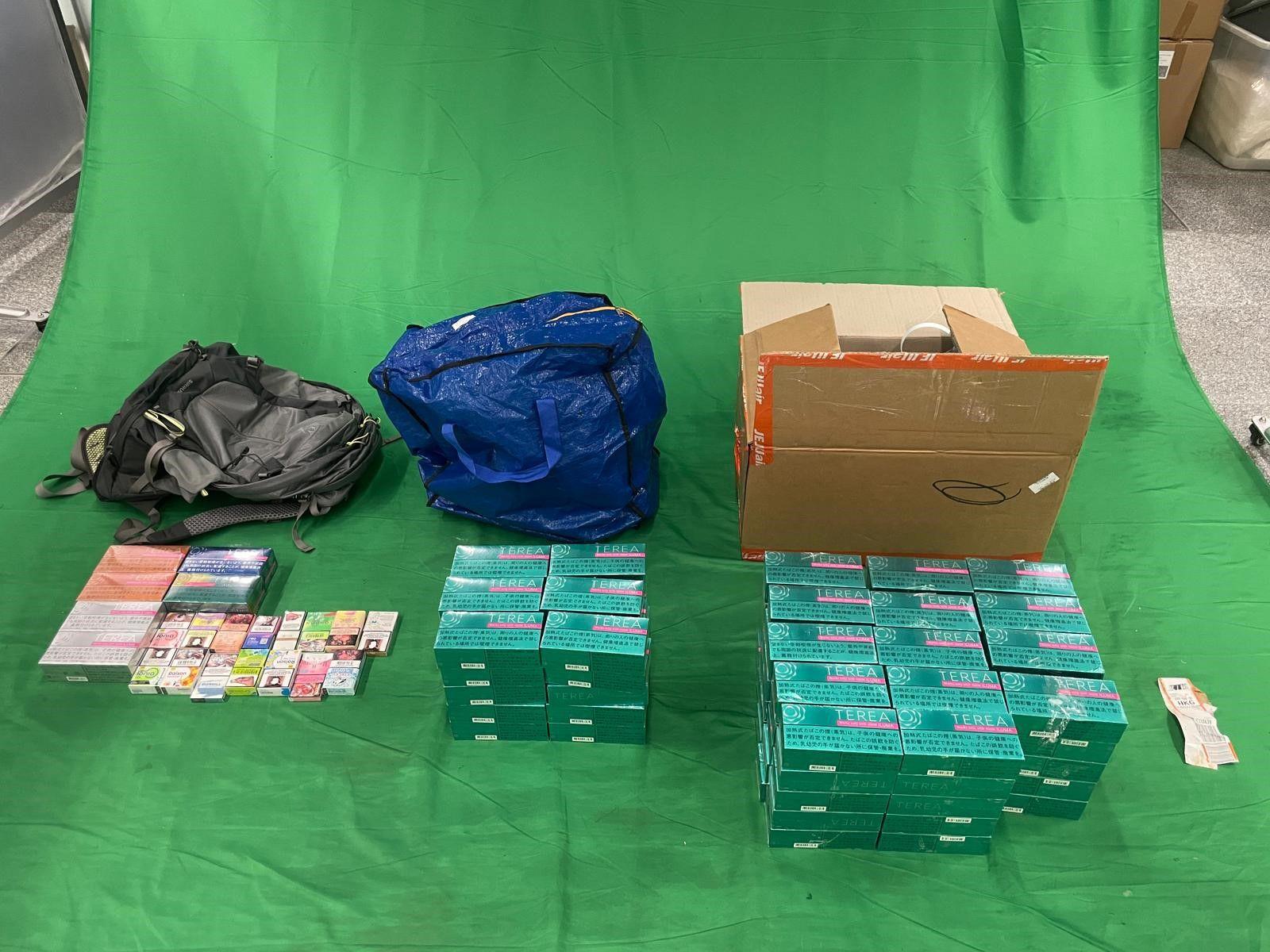 兩名入境中國籍男旅客因進口未完稅香煙，未有向海關人員作出申報，以及進口另類吸煙產品，違反《應課稅品條例》和《進出口條例》，於今日（六月二十七日）在西九龍裁判法院分別被判處監禁八至十星期和罰款五百元。圖示檢獲的未完稅香煙和另類吸煙產品。

