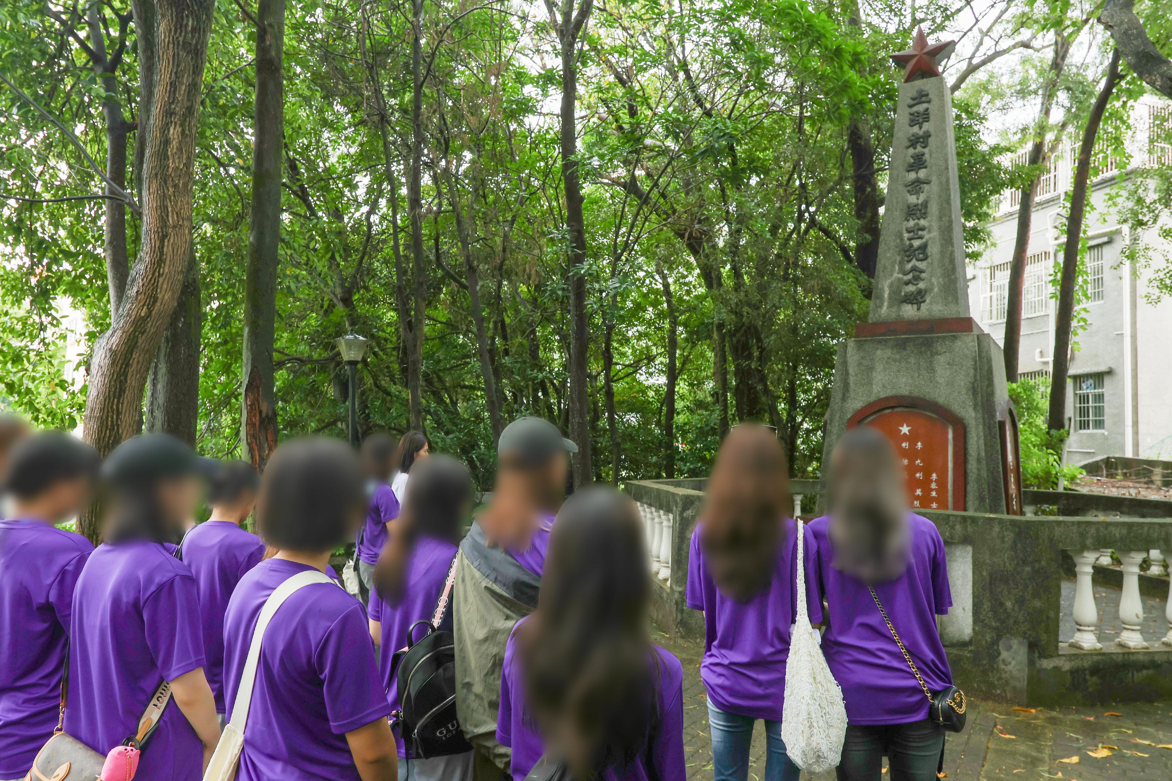 懲教署於六月二十六日至今日（六月二十八日）再次為青少年更生人士舉辦為期三天的灣區體驗交流團，到訪深圳多個企業和地方，了解粵港澳大灣區在創科方面的最新發展以及當地歷史文化。圖示青少年更生人士六月二十六日參觀土洋烈士紀念公園。