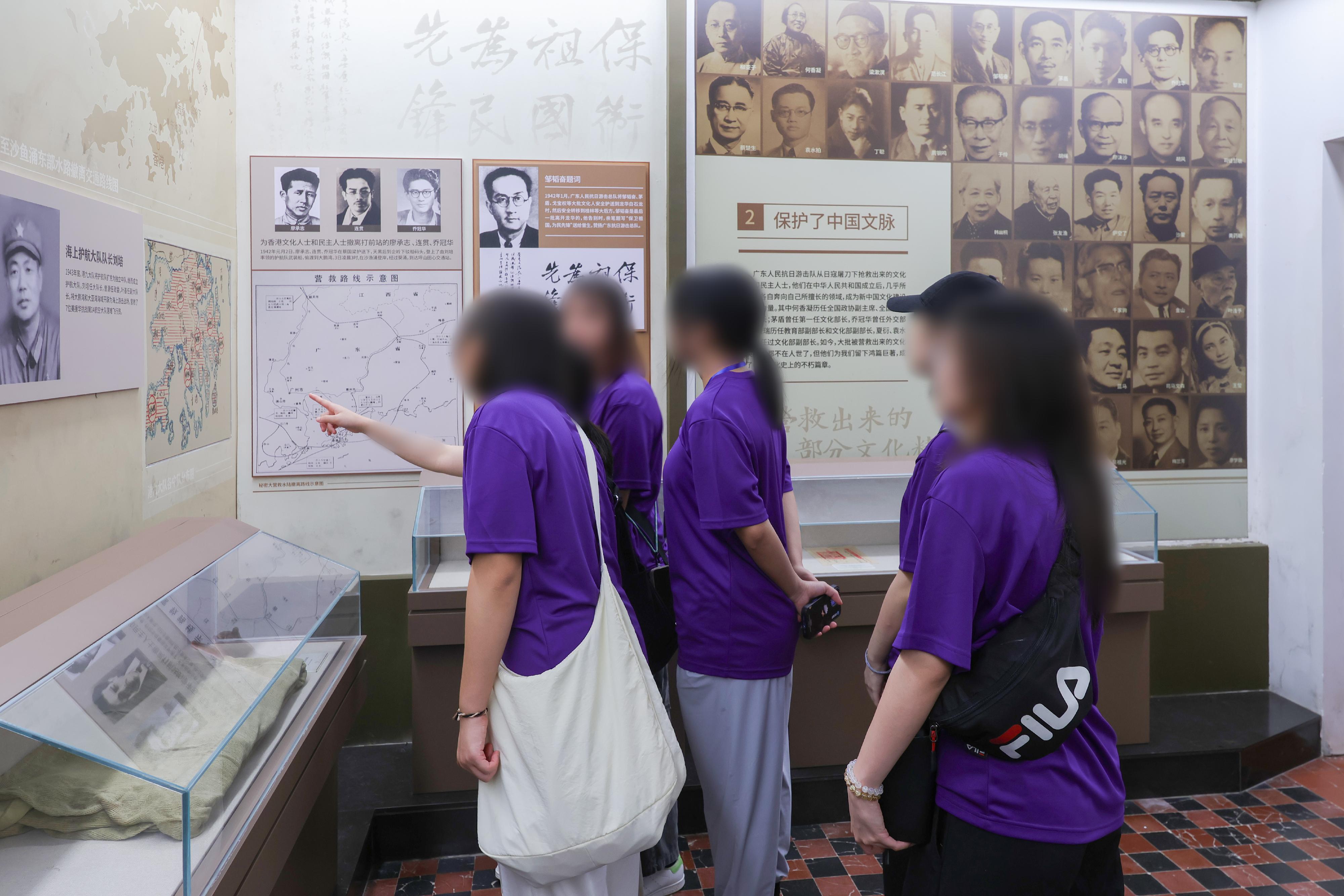 The Correctional Services Department organised another three-day Greater Bay Area Experience Exchange Tour from June 26 to today (June 28), taking young rehabilitated persons to visit various enterprises and places in Shenzhen to learn about the latest developments in innovation and technology in the Guangdong-Hong Kong-Macao Greater Bay Area, as well as the local history and culture. Photo shows young rehabilitated persons visiting the former headquarters of the Dongjiang Column on June 26.