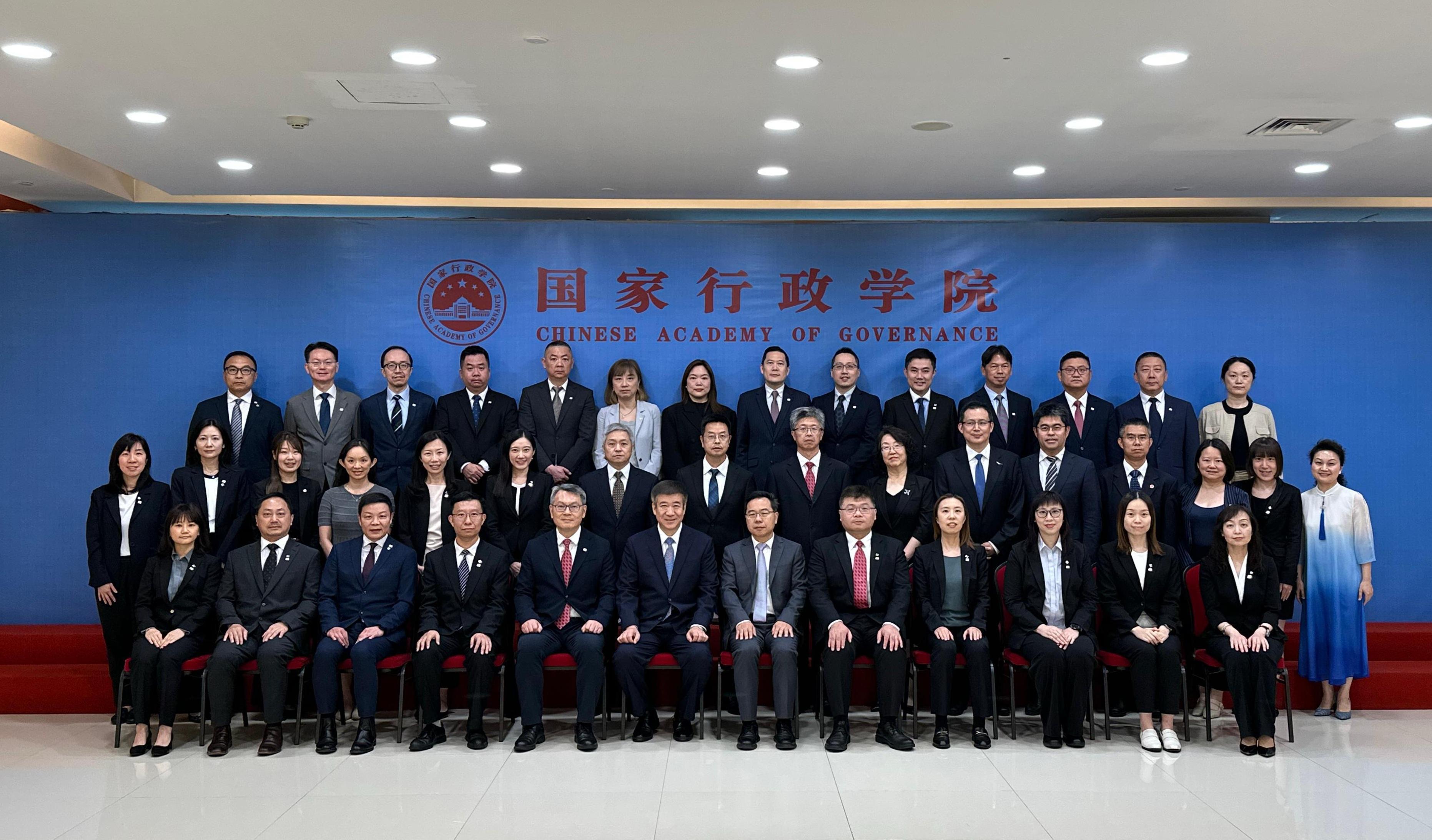 民航處及香港民航業界管理層人員國情研習專班及參觀考察今日（六月二十八日）結束。圖示中國民用航空局局長宋志勇（前排左六）、國家行政學院副院長李文堂（前排右六）及民航處處長廖志勇（前排左五），與國情研習專班學員合照。