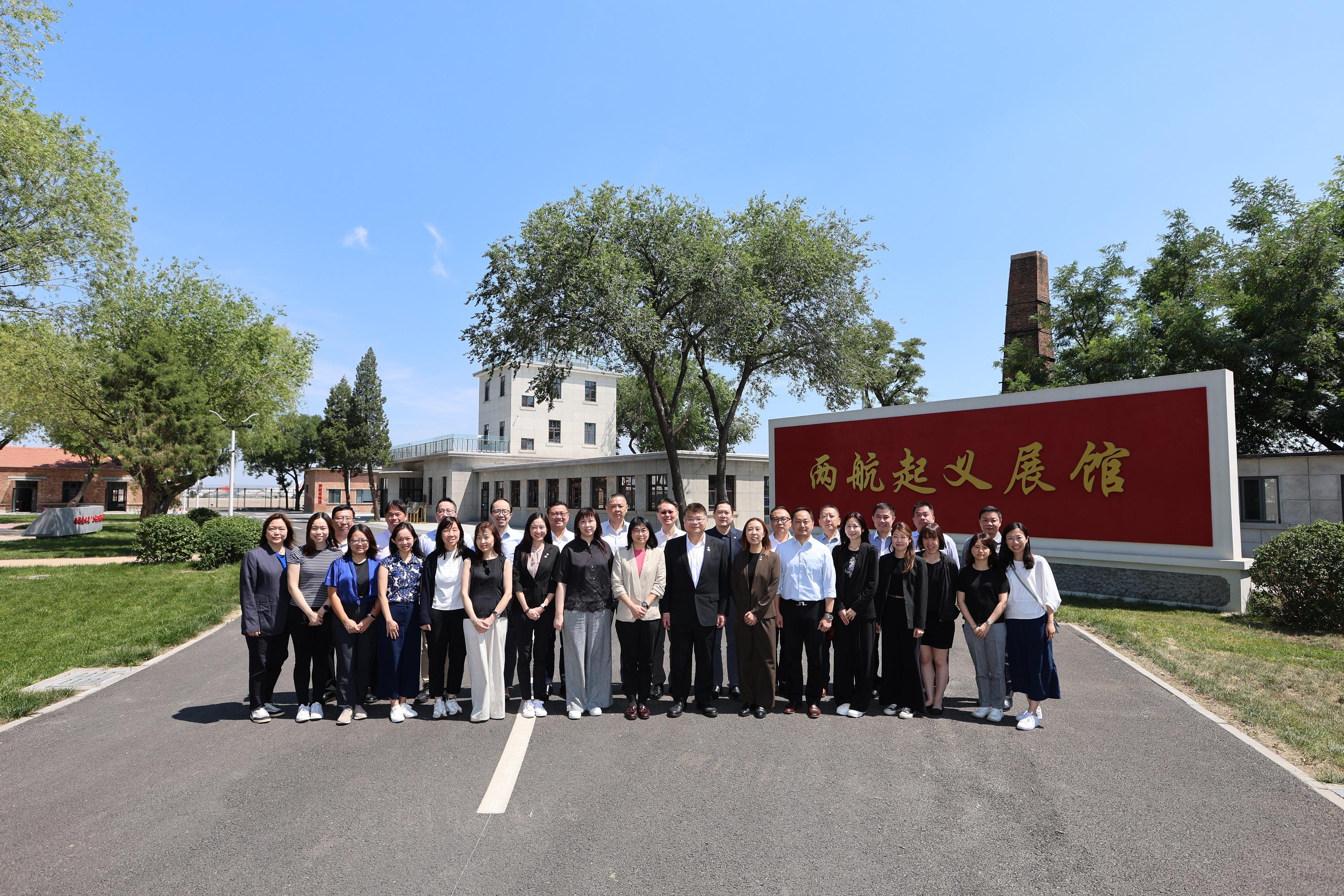 民航處及香港民航業界管理層人員國情研習專班及參觀考察今日（六月二十八日）結束。圖示民航處副處長黃嘉華（前排中）、民航處助理處長（航空交通管理）許文豪（前排右八）與學員，在天津「兩航起義」展館前合照。
