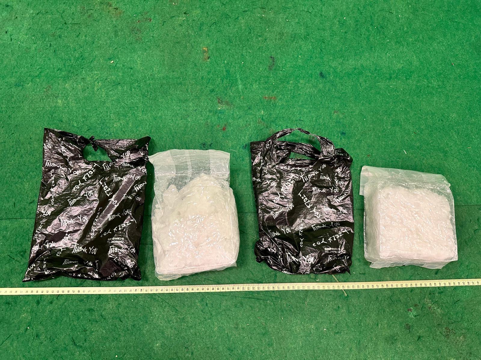 Hong Kong Customs yesterday (June 27) detected a drug trafficking case involving air cargo at Hong Kong International Airport and seized a total of about 800 grams of suspected cocaine and about two kilograms of suspected methamphetamine with a total estimated market value of about $1.4 million. One person was arrested. Photo shows the suspected methamphetamine seized.