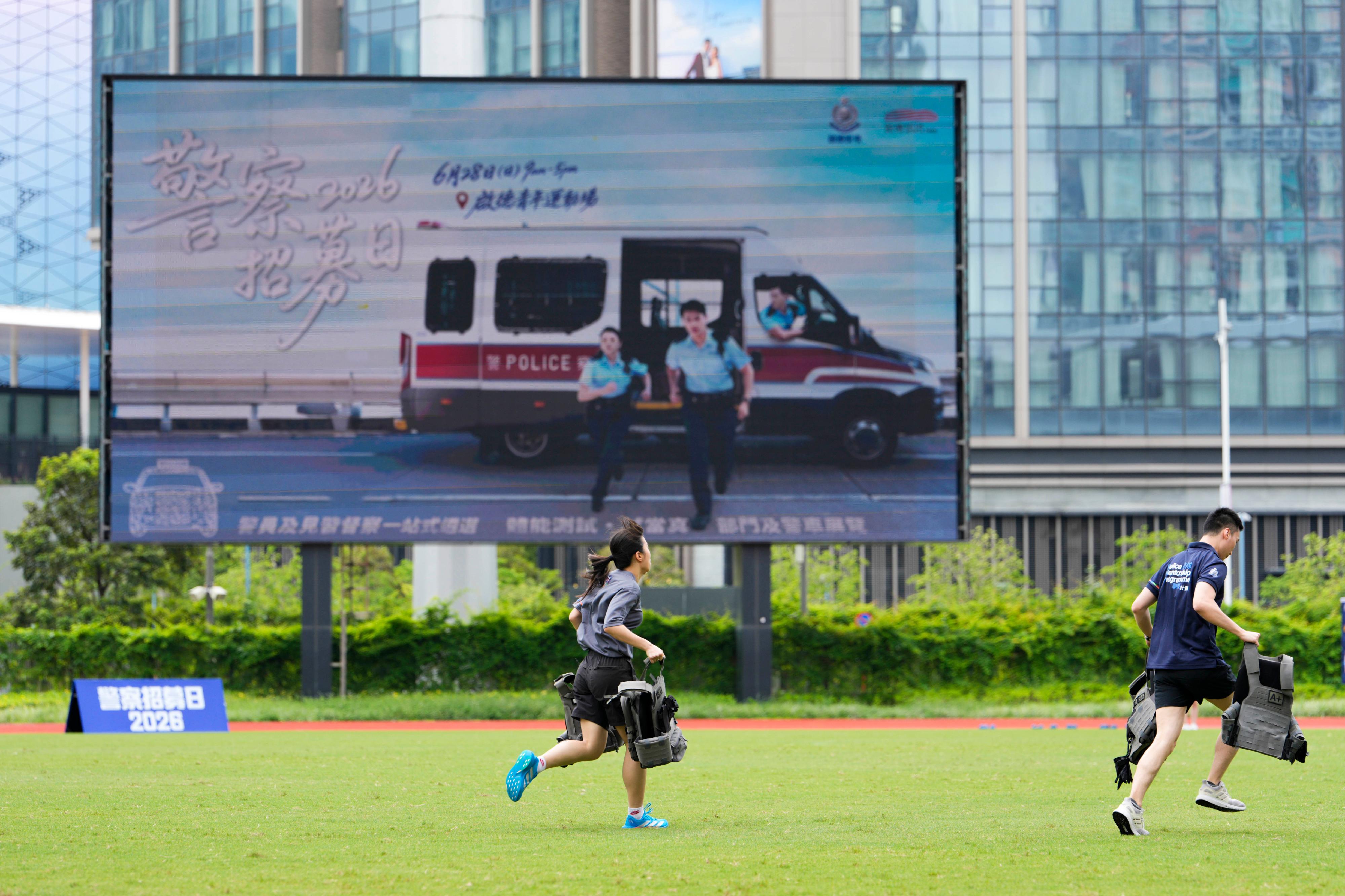 The Hong Kong Police Force today (June 28) held the Police Recruitment Day 2026 at the Kai Tak Youth Sports Ground. Photo shows participants fully engaged in the &ldquo;Fitness Challenge&rdquo;, pushing their physical strength, endurance and determination.