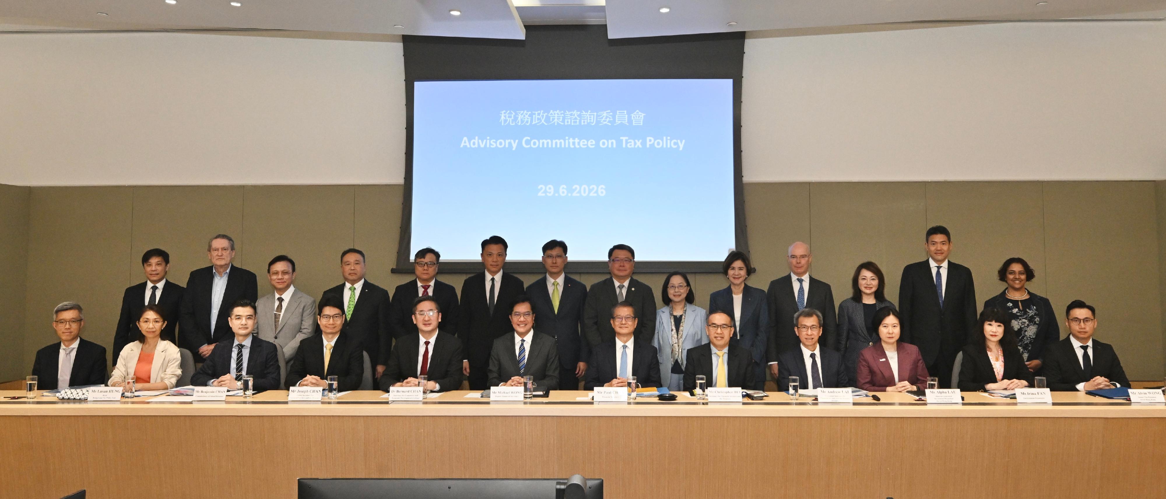 由財政司司長陳茂波擔任主席的稅務政策諮詢委員會今日（六月二十九日）舉行首次會議。圖示陳茂波（前排右六）、財政司副司長黃偉綸（前排左六）、財經事務及庫務局局長許正宇（前排右五）及署理商務及經濟發展局局長陳百里博士（前排左五）與其他委員在會議前合照。