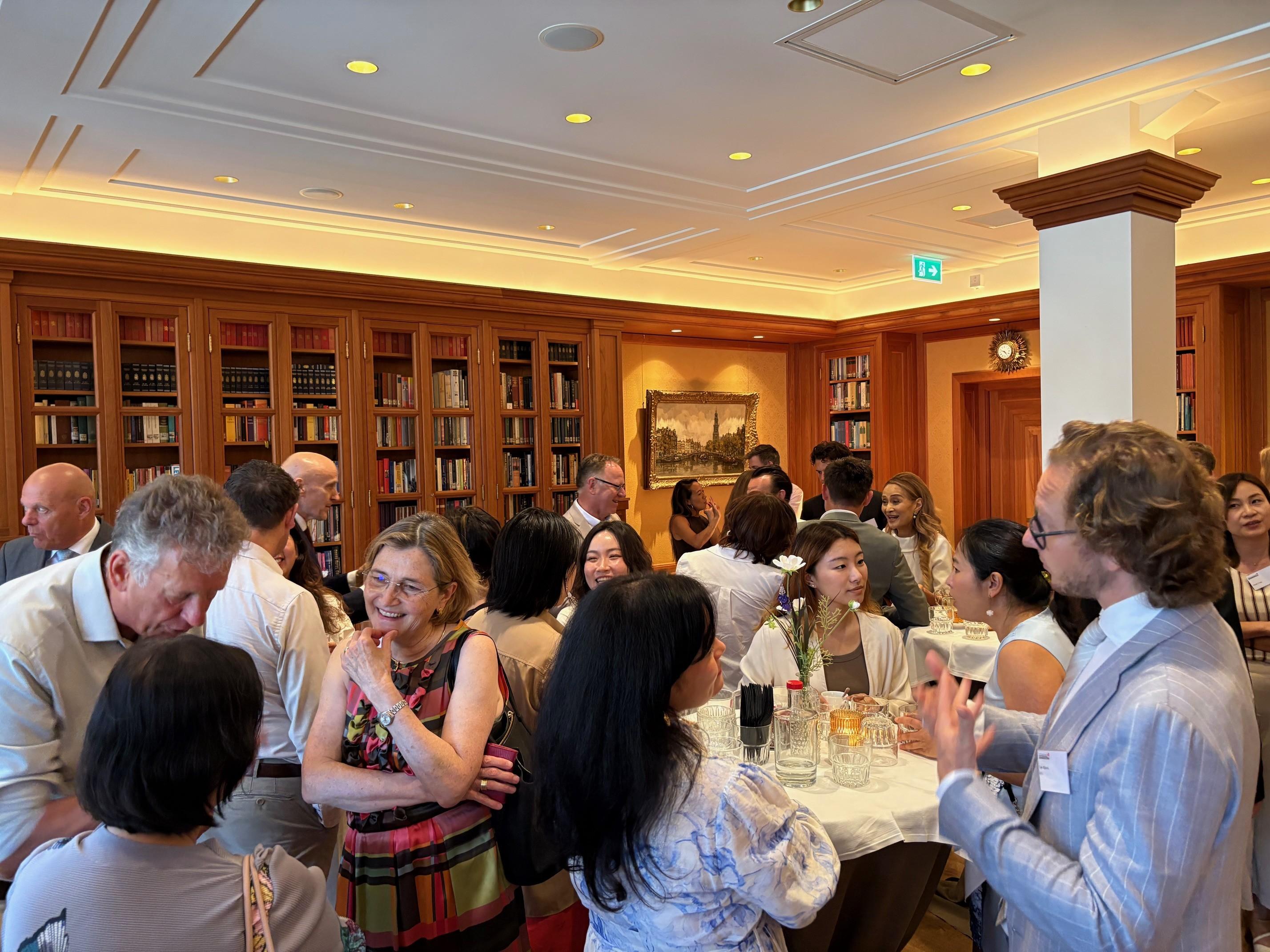 The Hong Kong Economic and Trade Office in Brussels once again supported the annual summer event of the Netherlands Hong Kong Business Association on June 25 (Amsterdam time) in Amsterdam, the Netherlands. Photo shows European business leaders networking during the event.