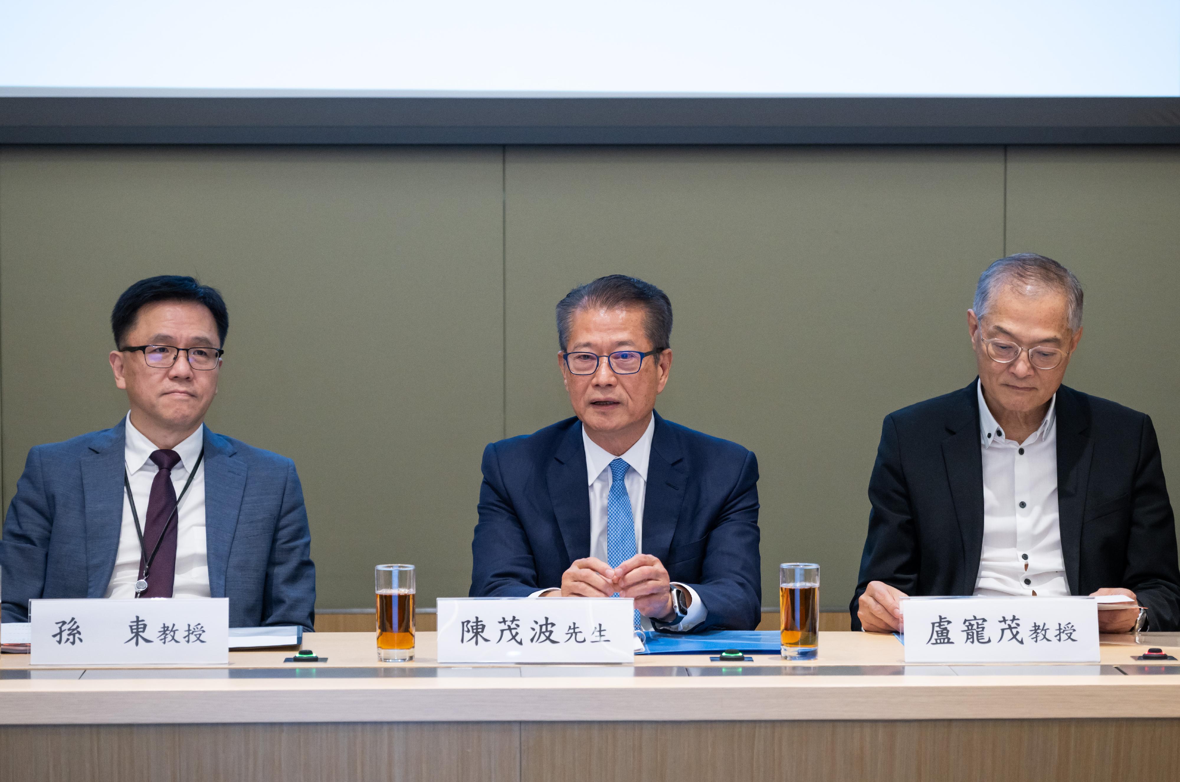 The Committee on AI+ and Industry Development Strategy, chaired by the Financial Secretary, Mr Paul Chan (centre), held its first meeting today (June 29). The Secretary for Innovation, Technology and Industry, Professor Sun Dong (left), and the Secretary for Health, Professor Lo Chung-mau (right), also attended the meeting.
