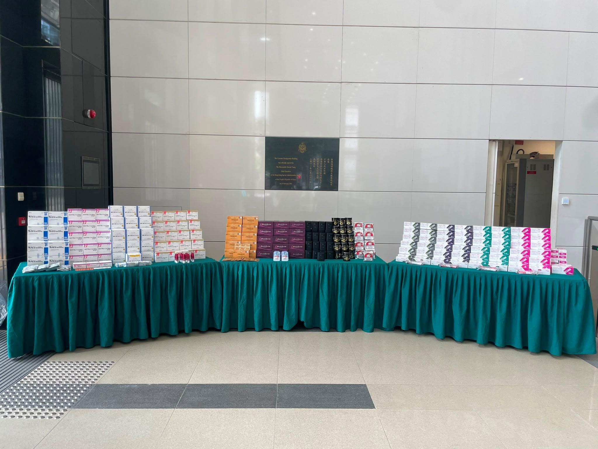 香港海關於六月十二至十三日偵破四宗空運走私減肥針劑的案件，並檢獲約四千八百支懷疑受管制減肥針劑，估計市值共約四百五十萬元。海關亦另於六月十五日偵破一宗涉嫌利用內河船走私的案件，並檢獲大批懷疑走私貨物，估計市值共約四千萬元。圖示部分檢獲的懷疑走私貨物。