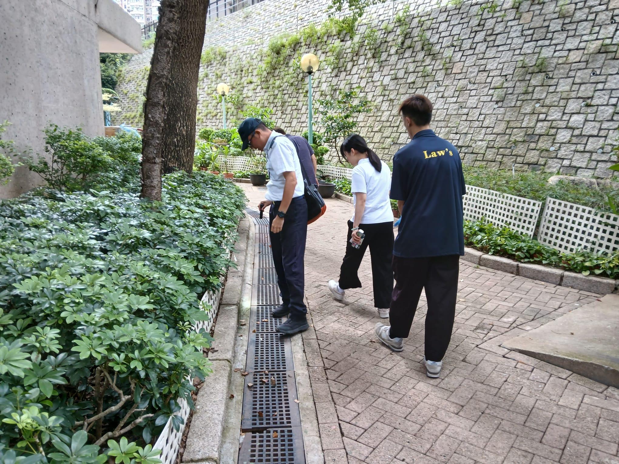 食物環境衞生署（食環署）今日（六月三十日）公布六月份第六批涵蓋14個監察地區的白紋伊蚊誘蚊器指數及密度指數。圖示食環署人員巡視黃大仙區鑽石山一公共屋邨，向屋邨管理人員提供防蚊控蚊建議和技術支援。

