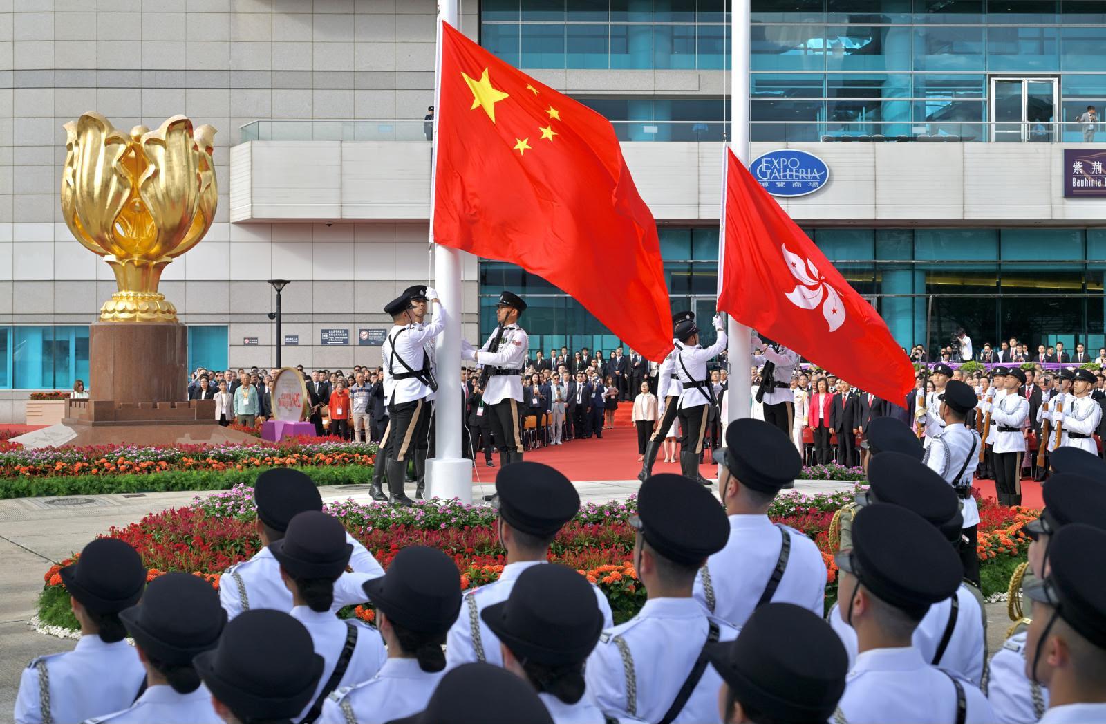今早(七月一日)在灣仔金紫荊廣場舉行的香港特別行政區成立二十九周年升旗儀式上,國旗及區旗徐徐升起。