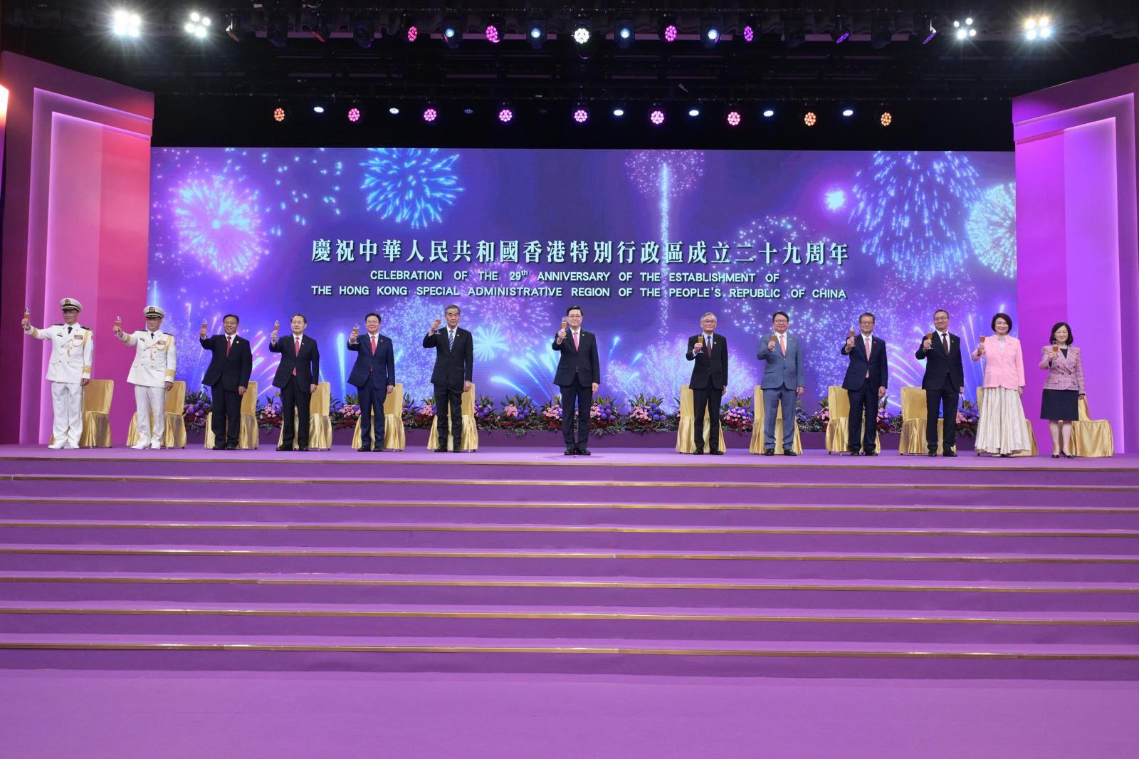 行政長官李家超和主要官員及嘉賓今早(七月一日)在香港會議展覽中心出席香港特別行政區成立二十九周年酒會。圖示(左起)中國人民解放軍駐香港部隊副司令員譚志偉海軍少將、中國人民解放軍駐香港部隊政治委員賴如鑫海軍少將、外交部駐香港特別行政區特派員公署特派員崔建春、中央人民政府駐香港特別行政區維護國家安全公署署長董經緯、中央人民政府駐香港特別行政區聯絡辦公室主任周霽、全國政協副主席梁振英、李家超、終審法院首席法官張舉能、政務司司長陳國基、財政司司長陳茂波、律政司司長林定國資深大律師、立法會主席李慧琼博士和行政會議非官守議員召集人葉劉淑儀主持祝酒儀式。