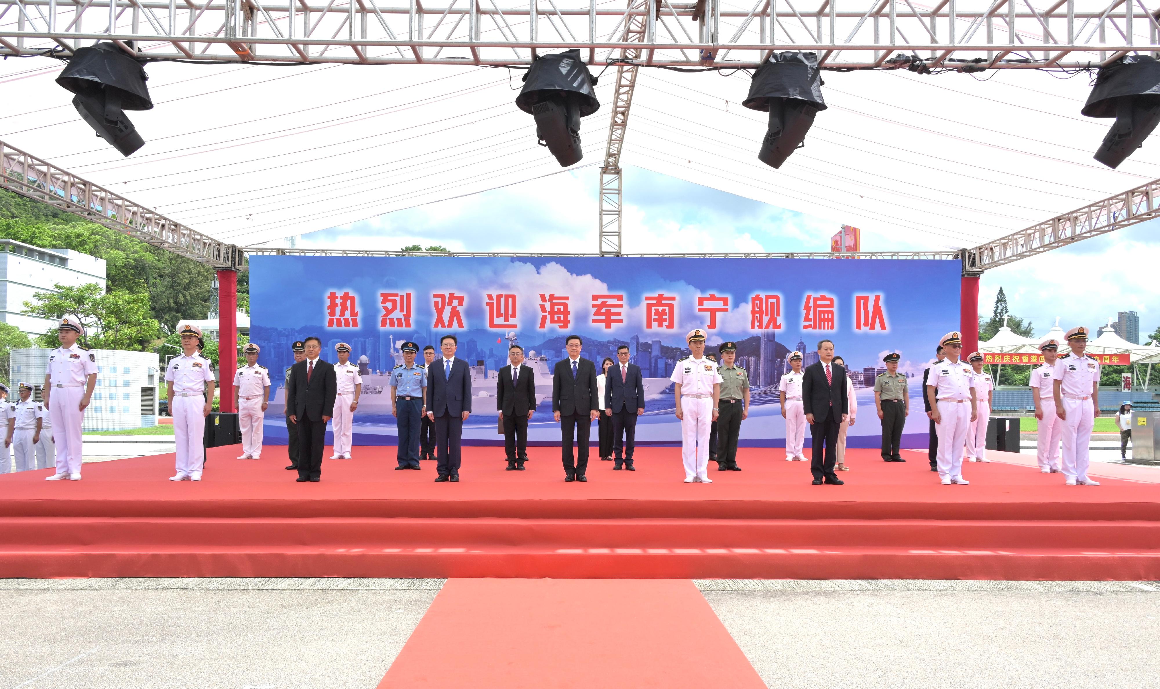行政長官李家超今日(七月二日)上午在昂船洲軍營出席中國人民解放軍海軍南寧艦編隊抵達香港歡迎儀式。圖示(第一排左一起)中國人民解放軍海軍南寧艦編隊指揮員劉陽海軍大校、中國人民解放軍南部戰區海軍政治工作部副主任嚴烈少將、外交部駐香港特別行政區特派員公署特派員崔建春、中央人民政府駐香港特別行政區聯絡辦公室主任周霽、李家超、中國人民解放軍南部戰區副司令員魏文徽海軍中將、中央人民政府駐香港特別行政區維護國家安全公署署長董經緯、中國人民解放軍駐香港部隊政治委員賴如鑫海軍少將、中國人民解放軍駐香港部隊副司令員譚志偉海軍少將及其他代表出席儀式。