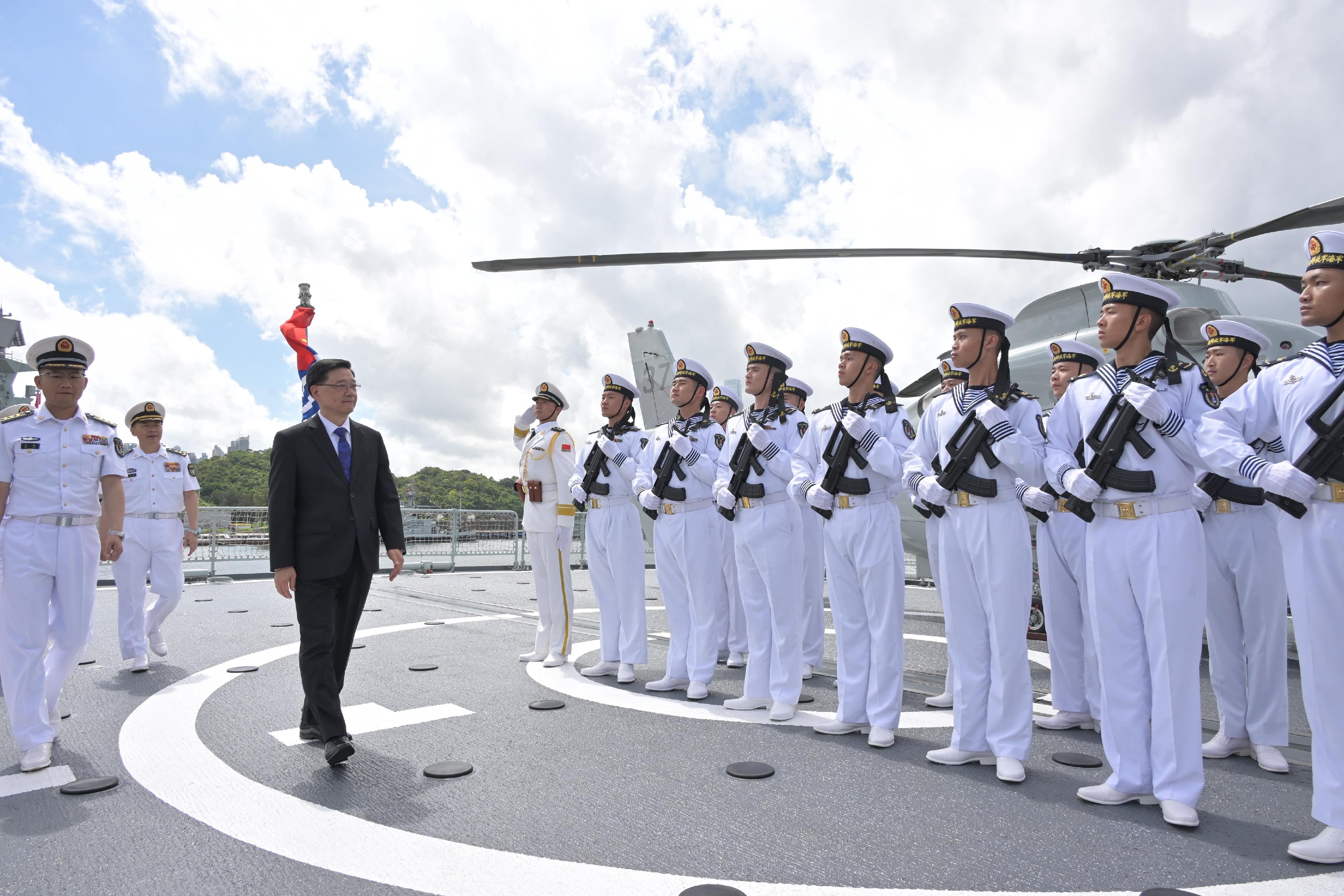 行政長官李家超今日(七月二日)上午在昂船洲軍營出席中國人民解放軍海軍南寧艦編隊抵達香港歡迎儀式。圖示李家超(左三)參觀導彈驅逐艦南寧艦。