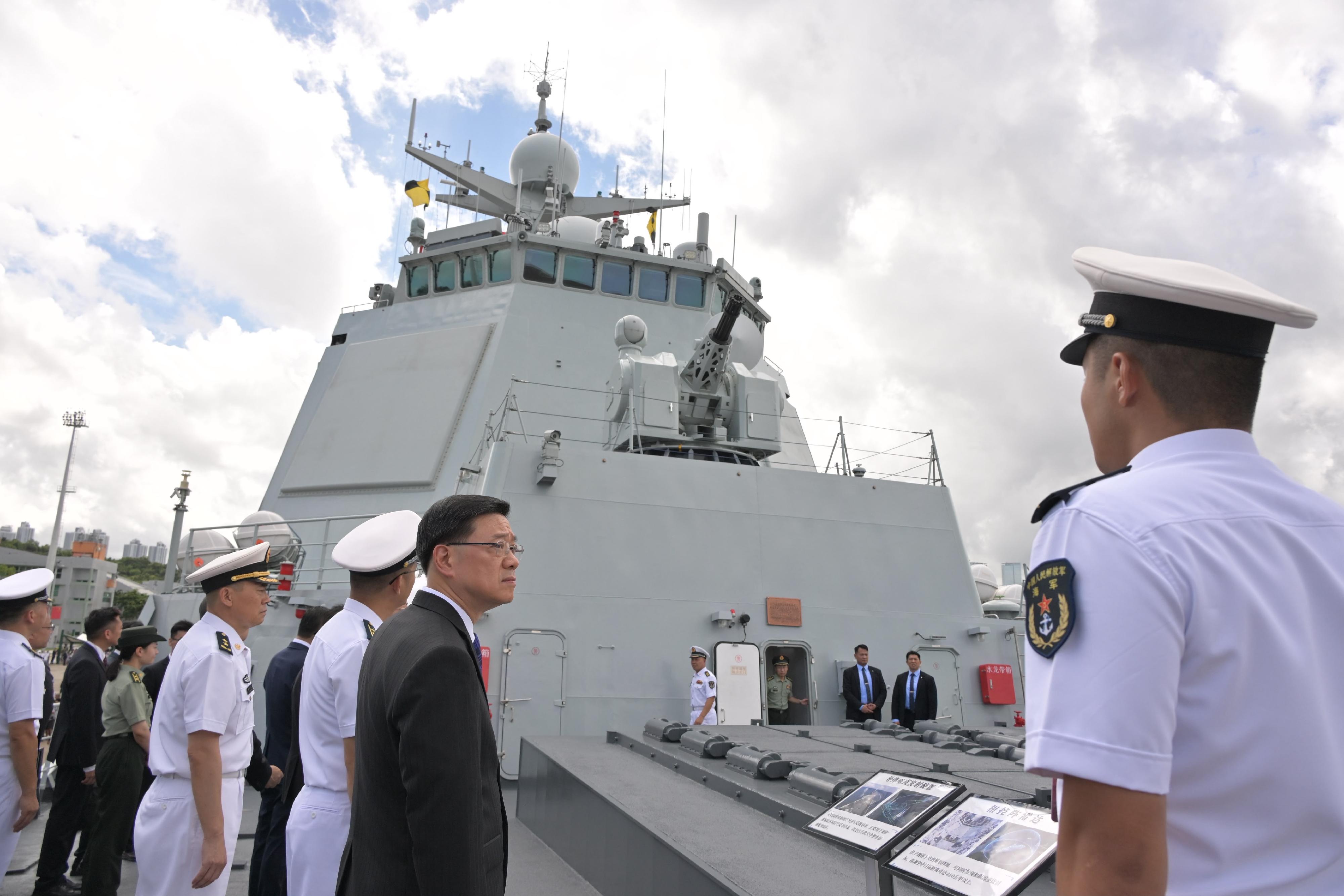 行政長官李家超今日(七月二日)上午在昂船洲軍營出席中國人民解放軍海軍南寧艦編隊抵達香港歡迎儀式。圖示李家超(右二)參觀導彈驅逐艦南寧艦。